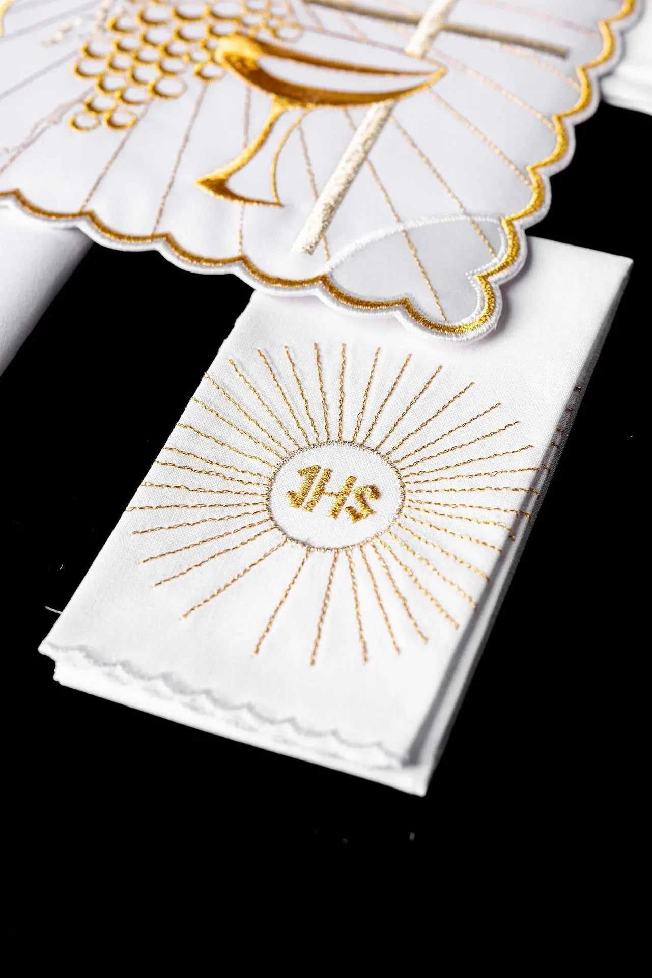 Chalice linen with gold chalice and cross embroidery
