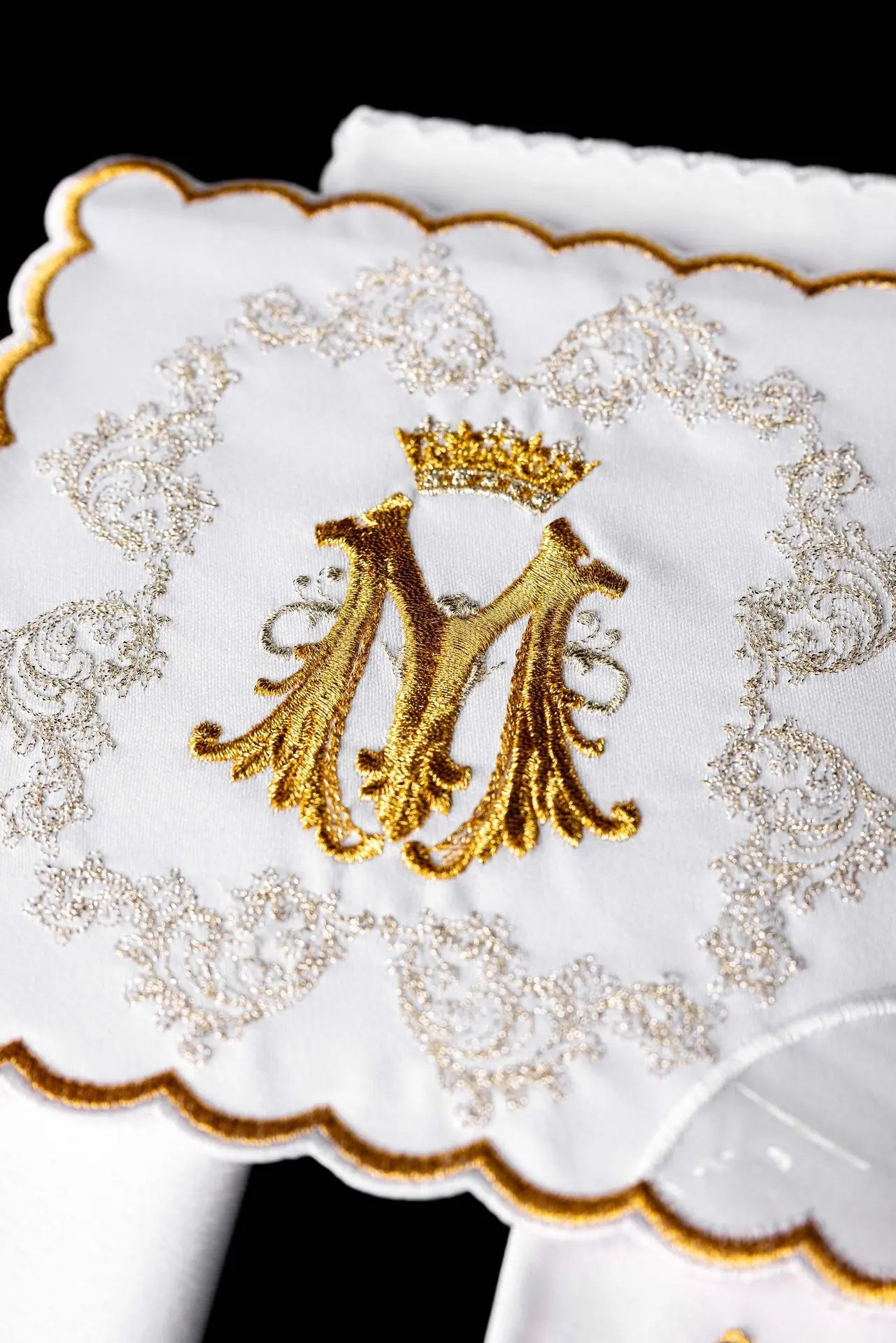 Złota bielizna kielichowa z haftem maryjnym