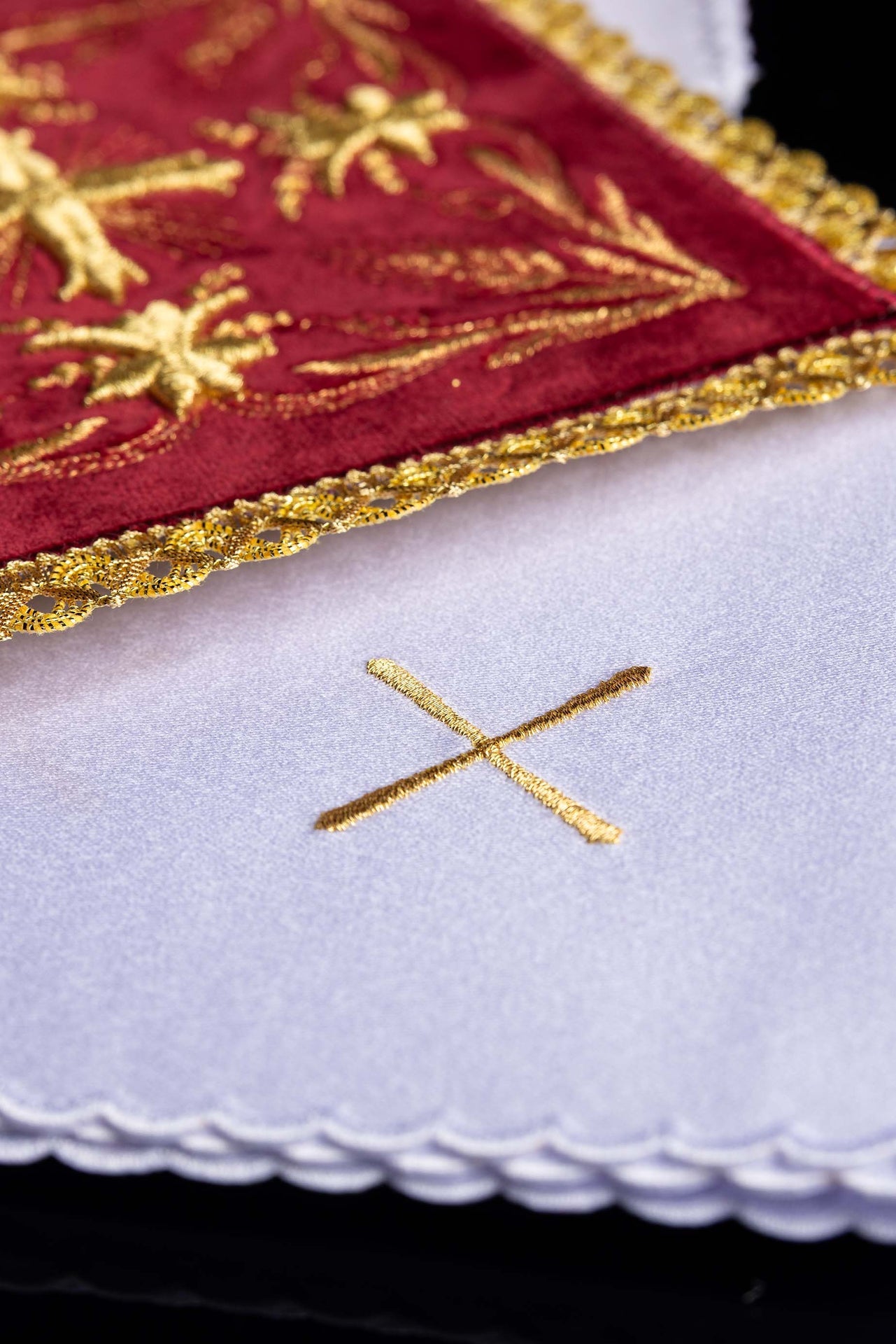 Bielizna kielichowa haftowana czerwony aksamit - ORNATY.PL