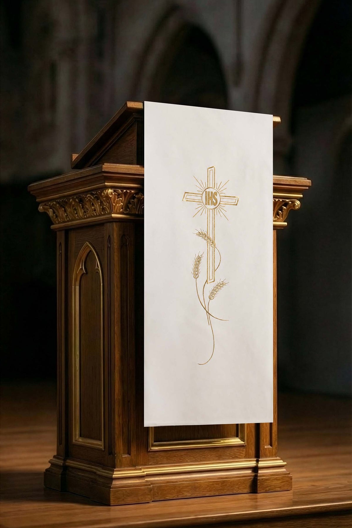 Ecru Serweta na lektorium z haftem przedstawiającym krzyż IHS i kłosy pszenicy