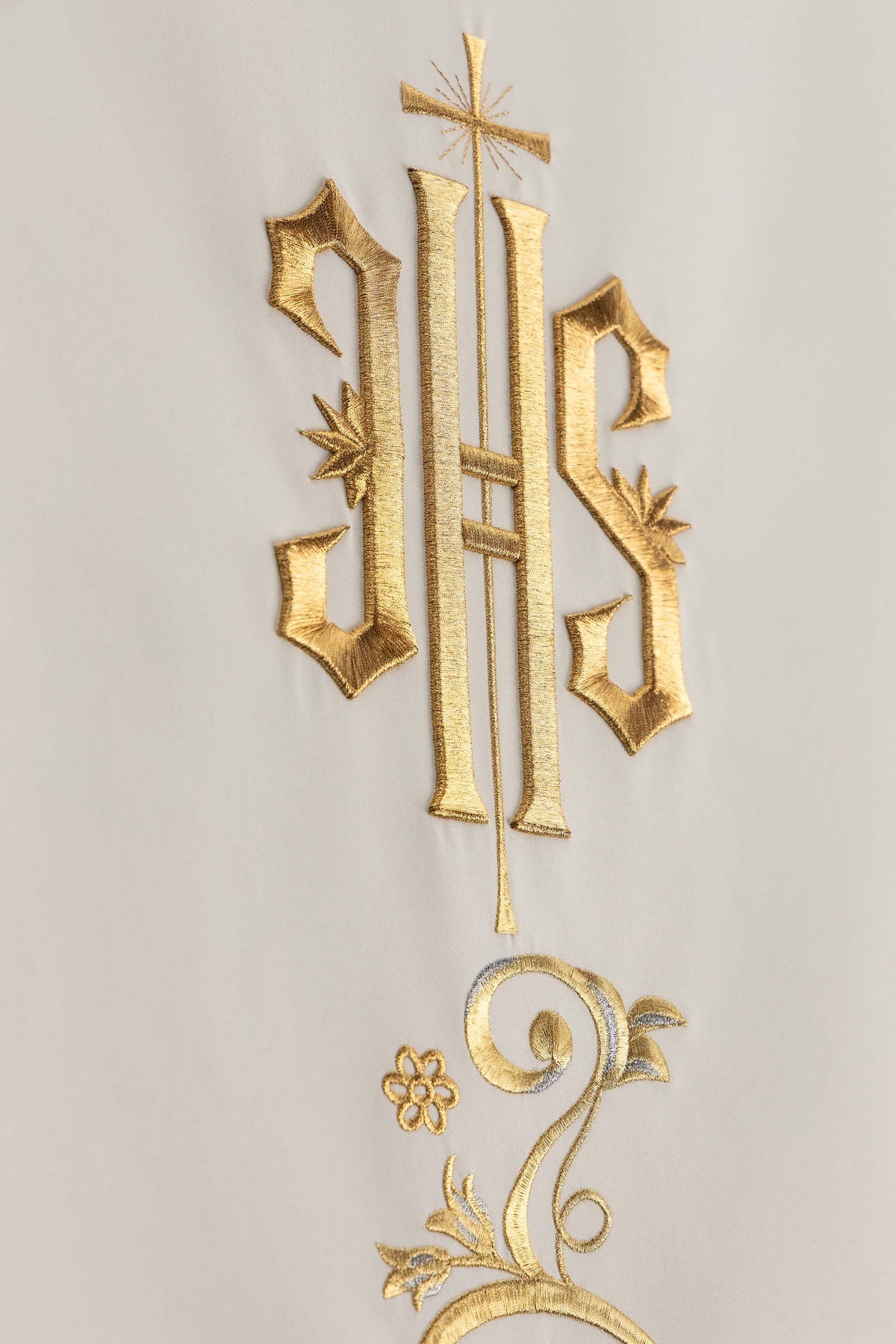 Ecru Serweta na lektorium z monogramem IHS i haftem kwiatowym