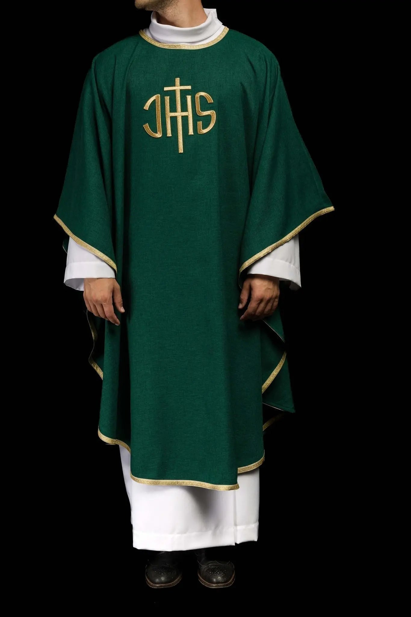 Zielony ornat liturgiczny ze złotym haftem IHS