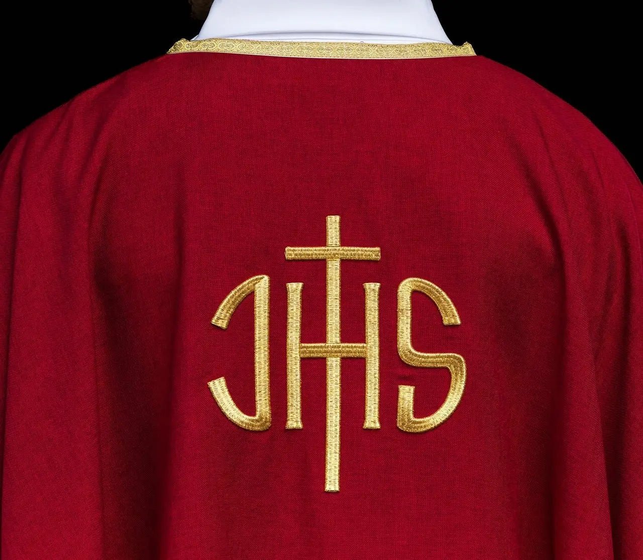 Czerwona szata liturgiczna z złotym haftem IHS