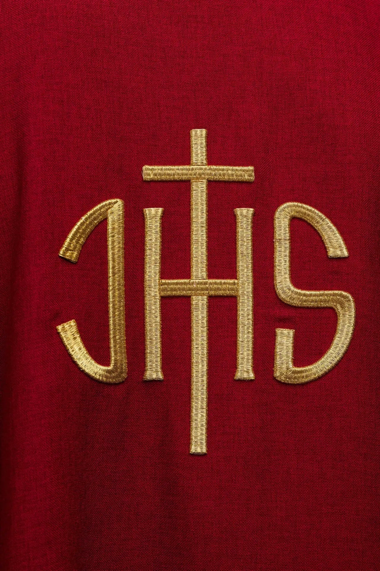 Czerwona szata liturgiczna z złotym haftem IHS