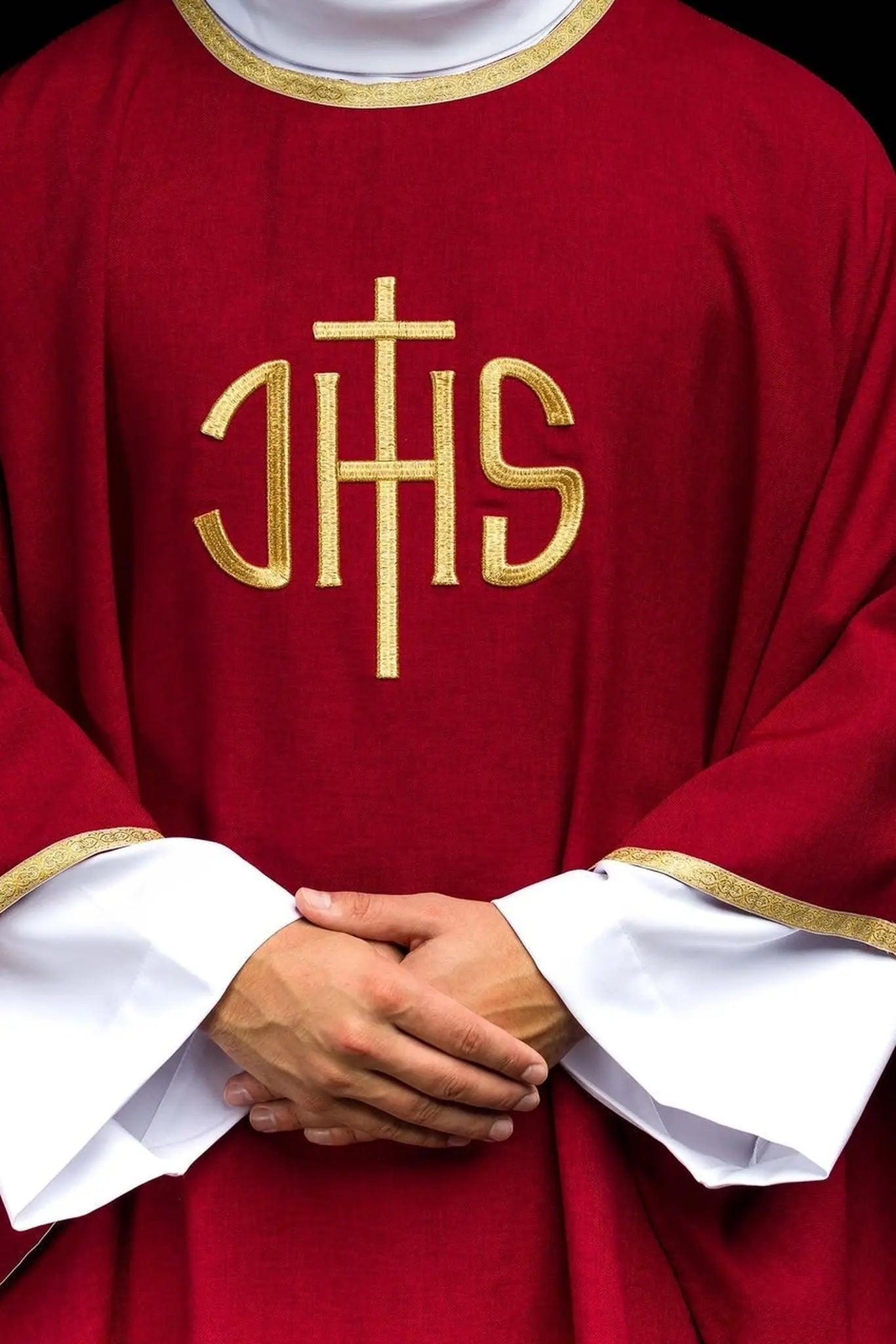 Czerwona szata liturgiczna z złotym haftem IHS