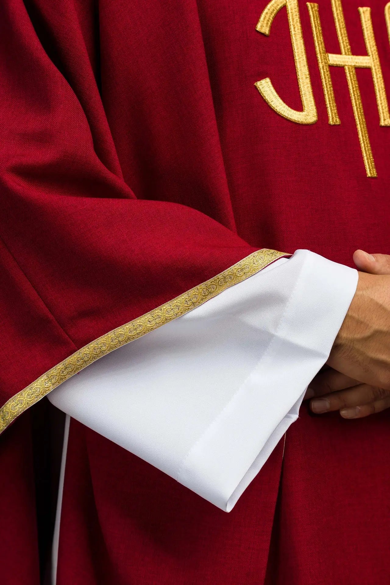 Czerwona szata liturgiczna z złotym haftem IHS