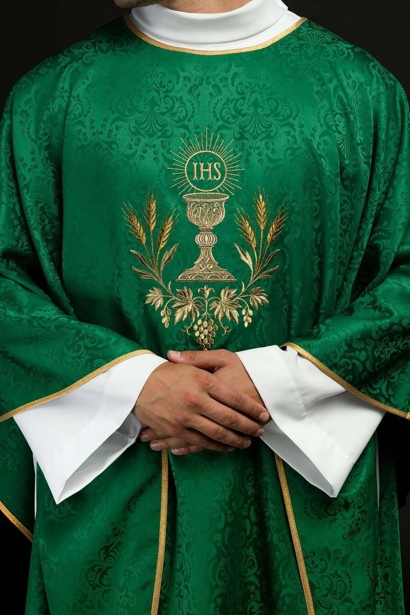 Zielony ornat liturgiczny z haftem kielicha i hostii