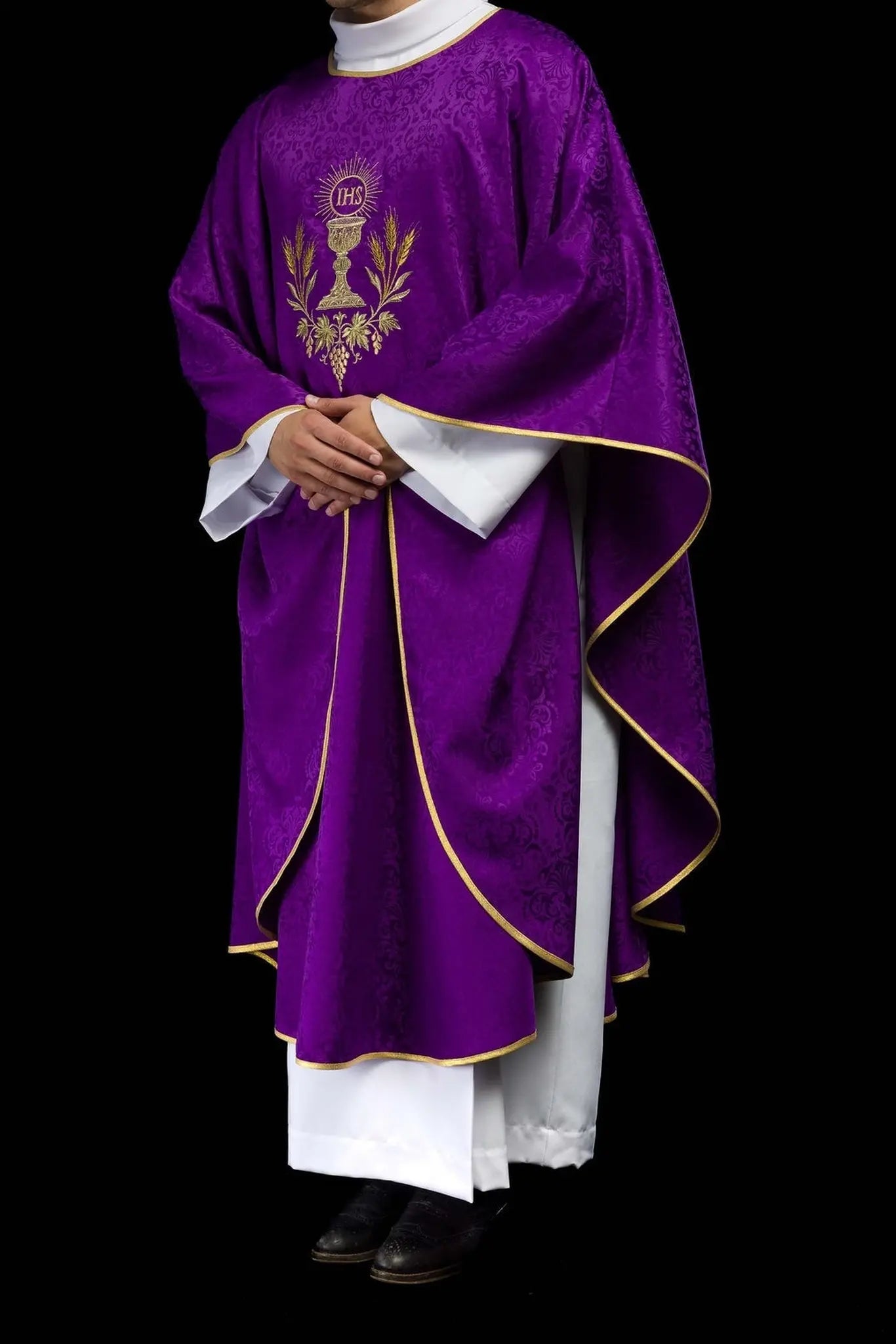 Purple liturgical chasuble with chalice and host embroidery on jacquard fabric