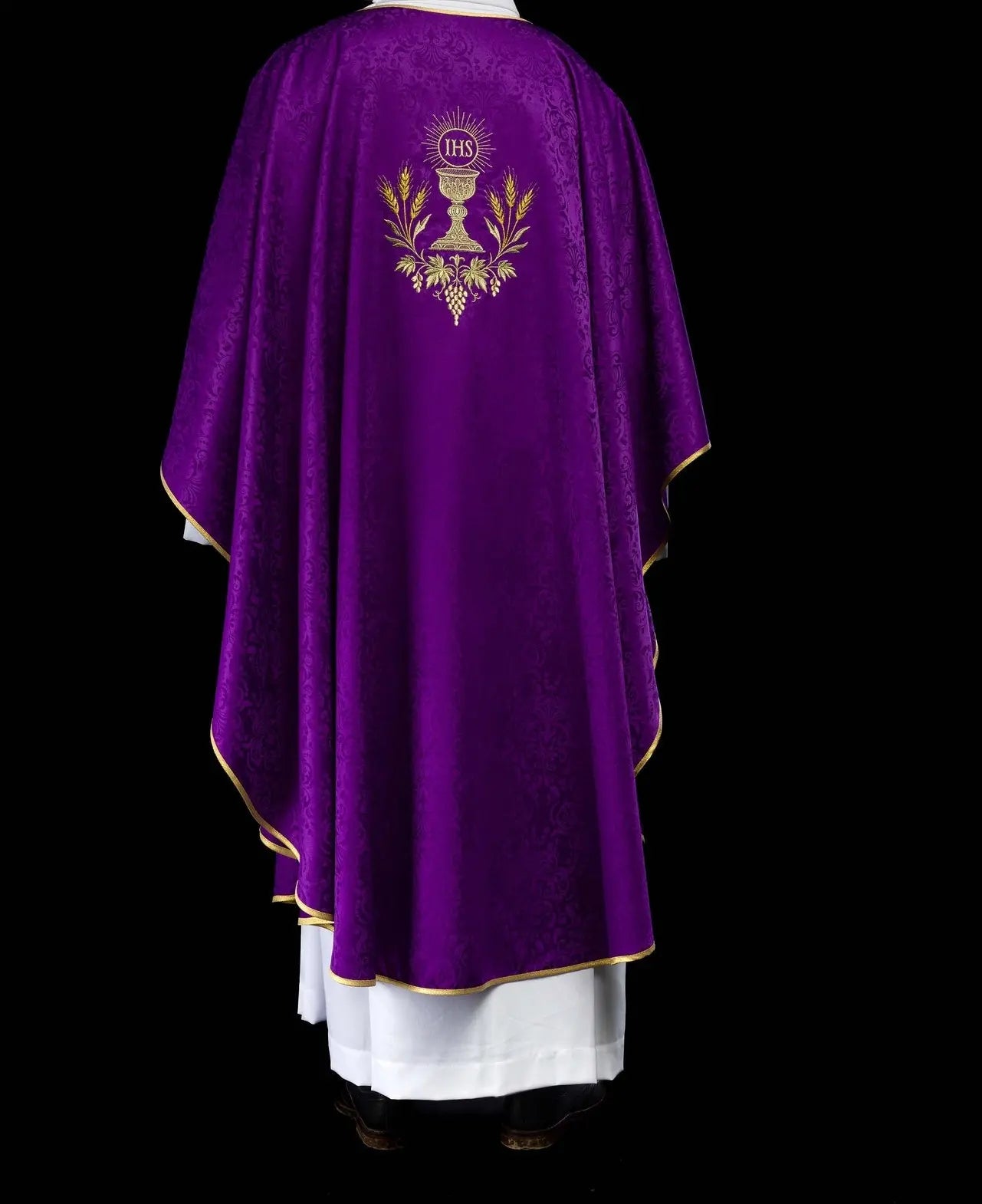 Ornat liturgiczny fioletowy z haftem kielicha i hostii na tkaninie żakardowej