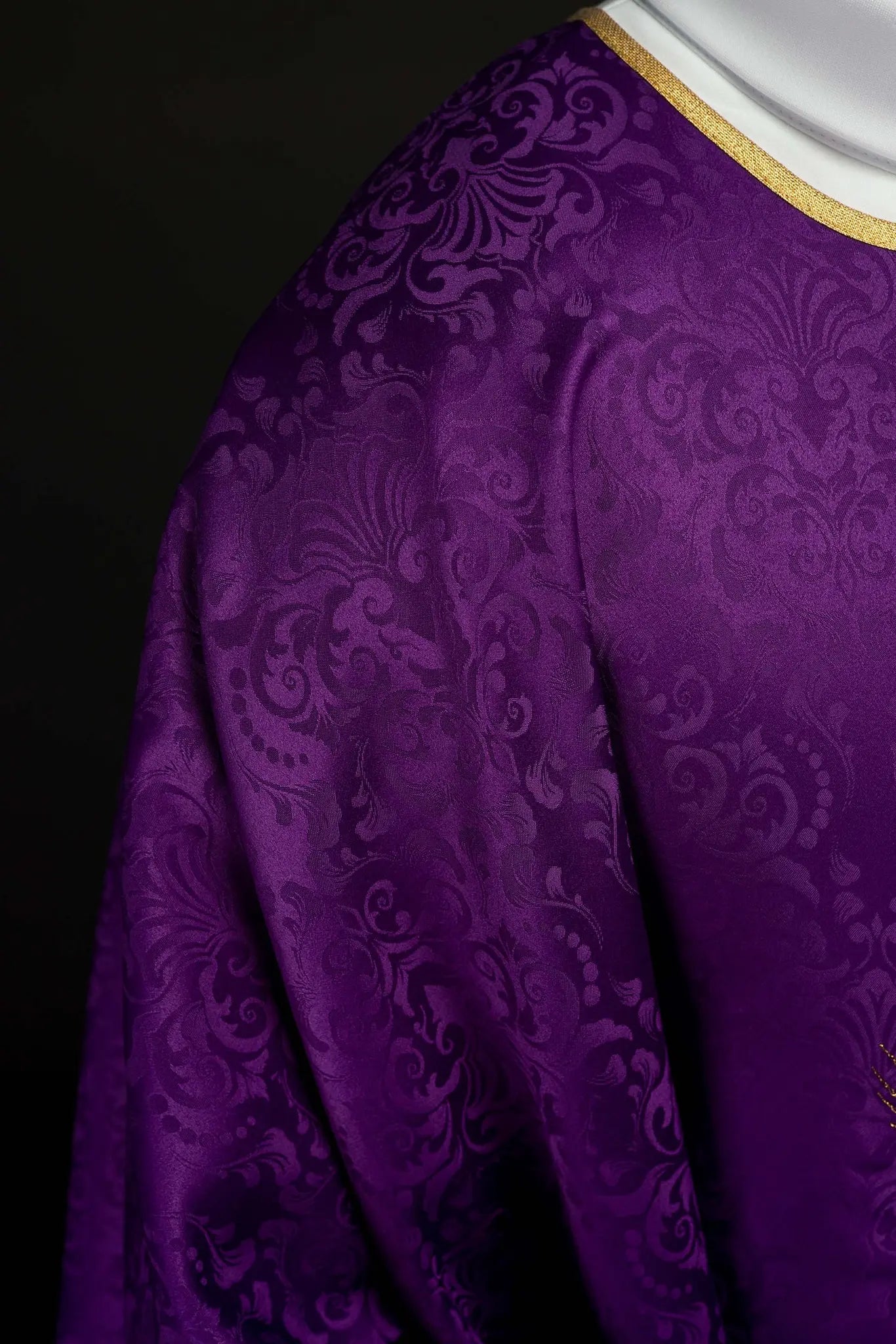 Purple liturgical chasuble with chalice and host embroidery on jacquard fabric