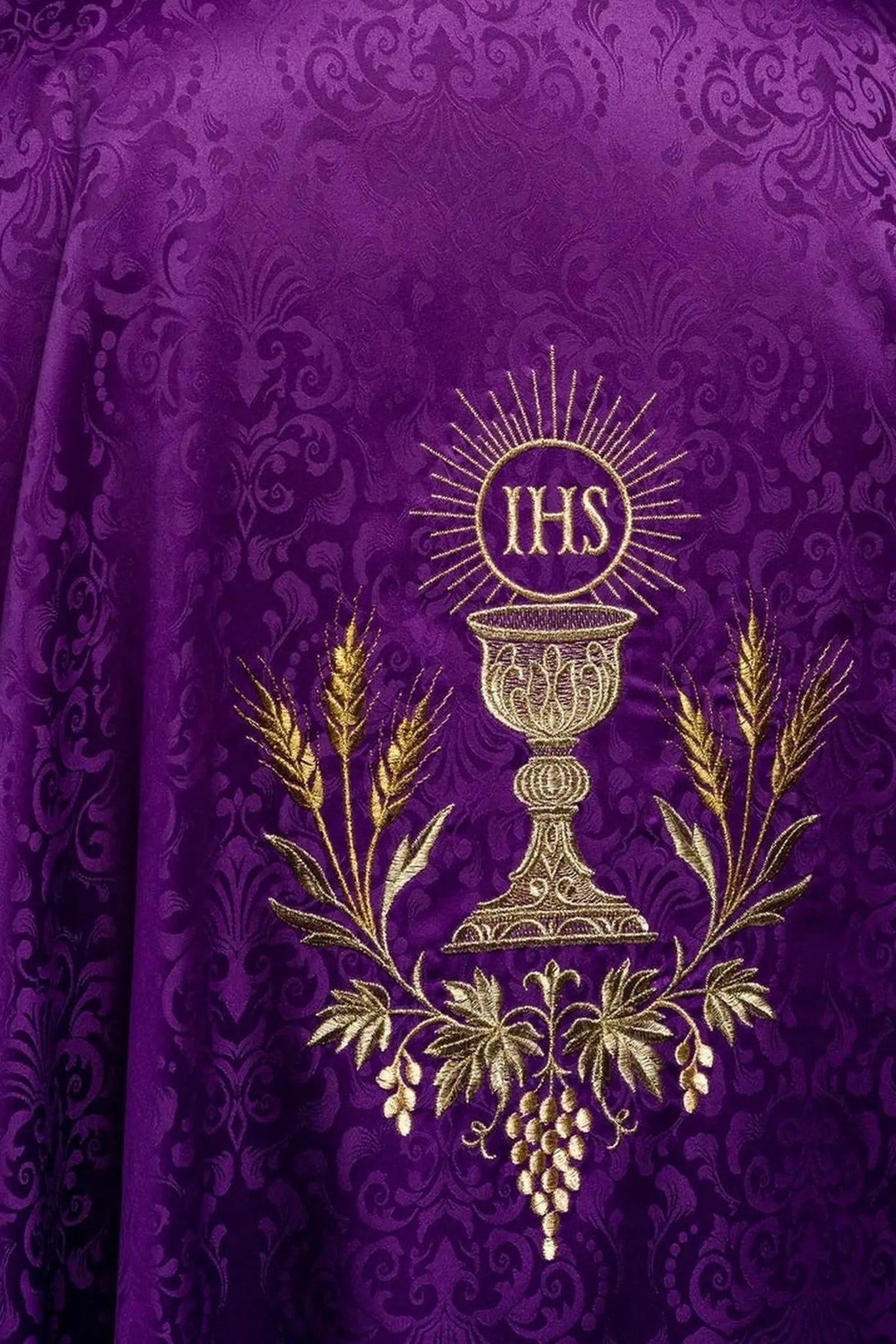 Purple liturgical chasuble with chalice and host embroidery on jacquard fabric