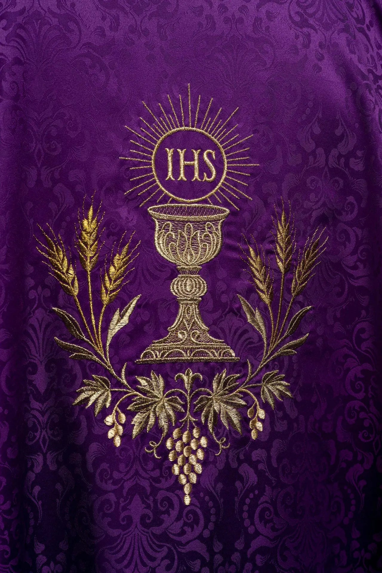 Purple liturgical chasuble with chalice and host embroidery on jacquard fabric