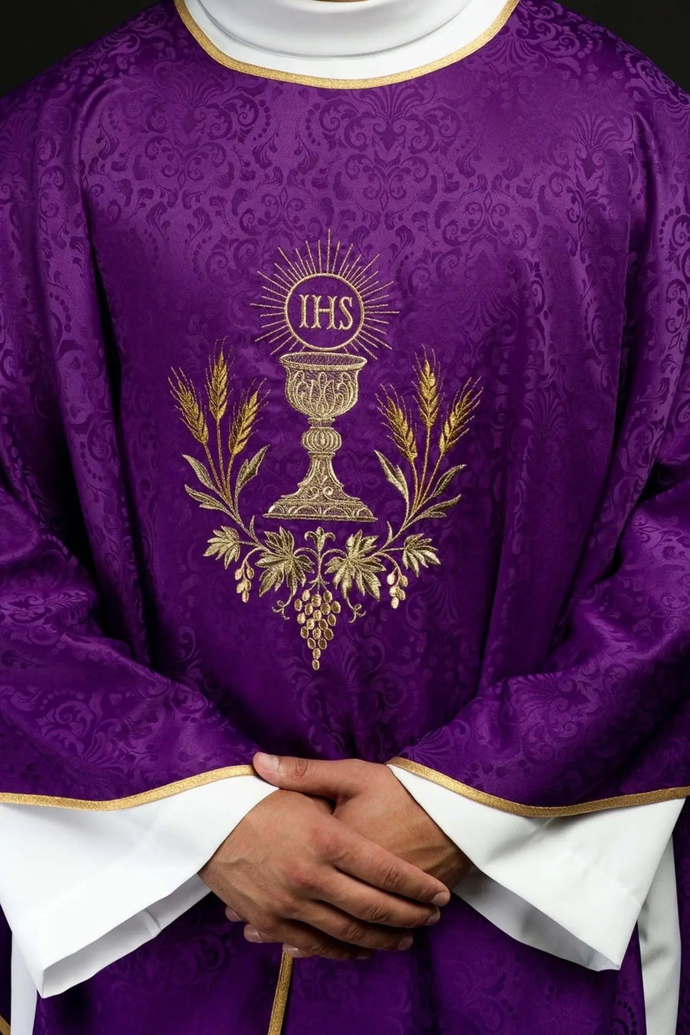 Ornat liturgiczny fioletowy z haftem kielicha i hostii na tkaninie żakardowej