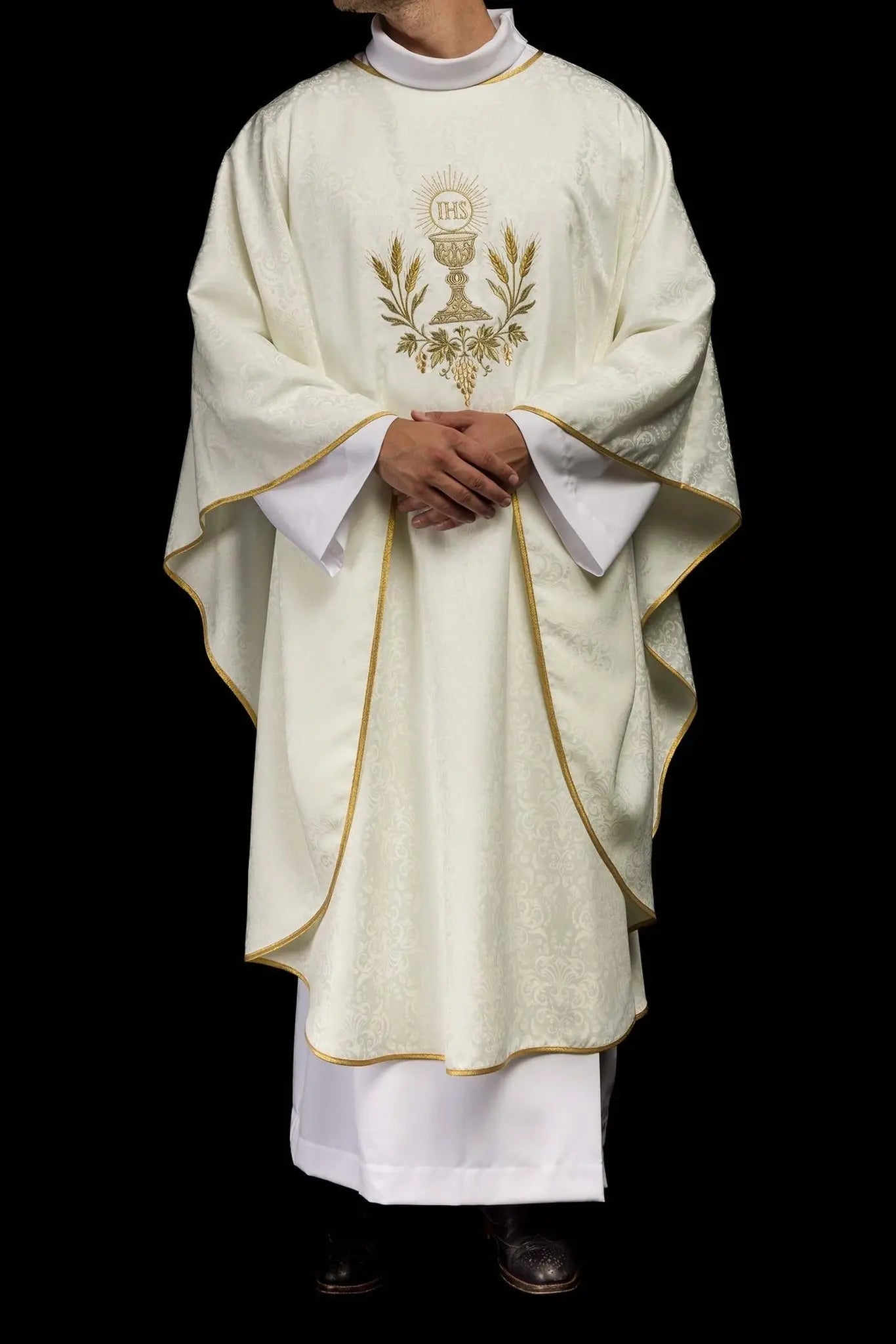 Ecru liturgical chasuble with chalice and host embroidery on jacquard fabric