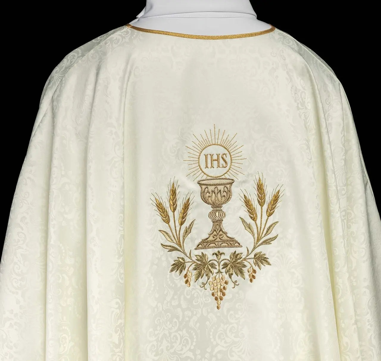 Ecru liturgical chasuble with chalice and host embroidery on jacquard fabric
