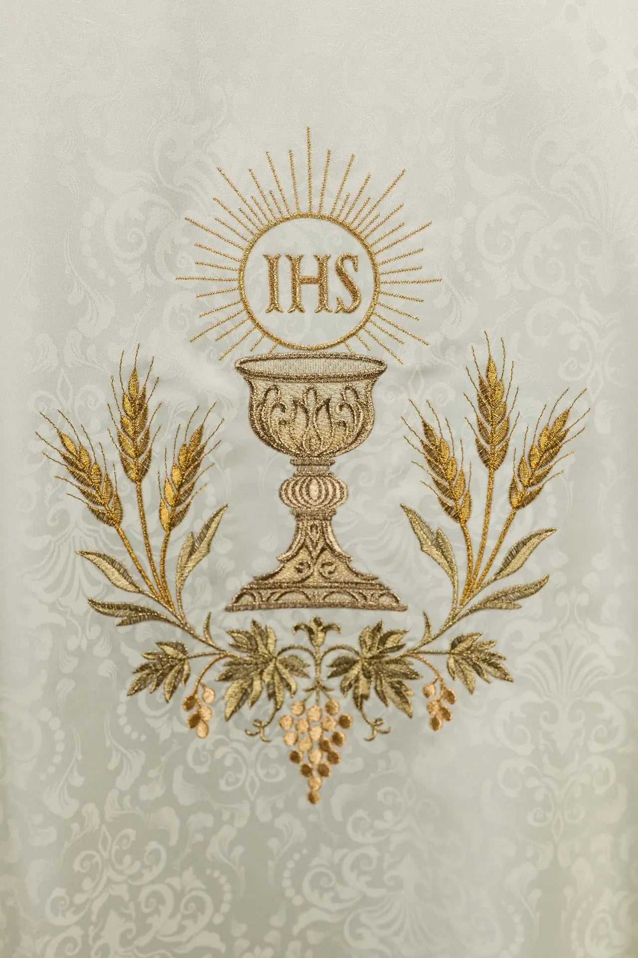 Ecru liturgical chasuble with chalice and host embroidery on jacquard fabric