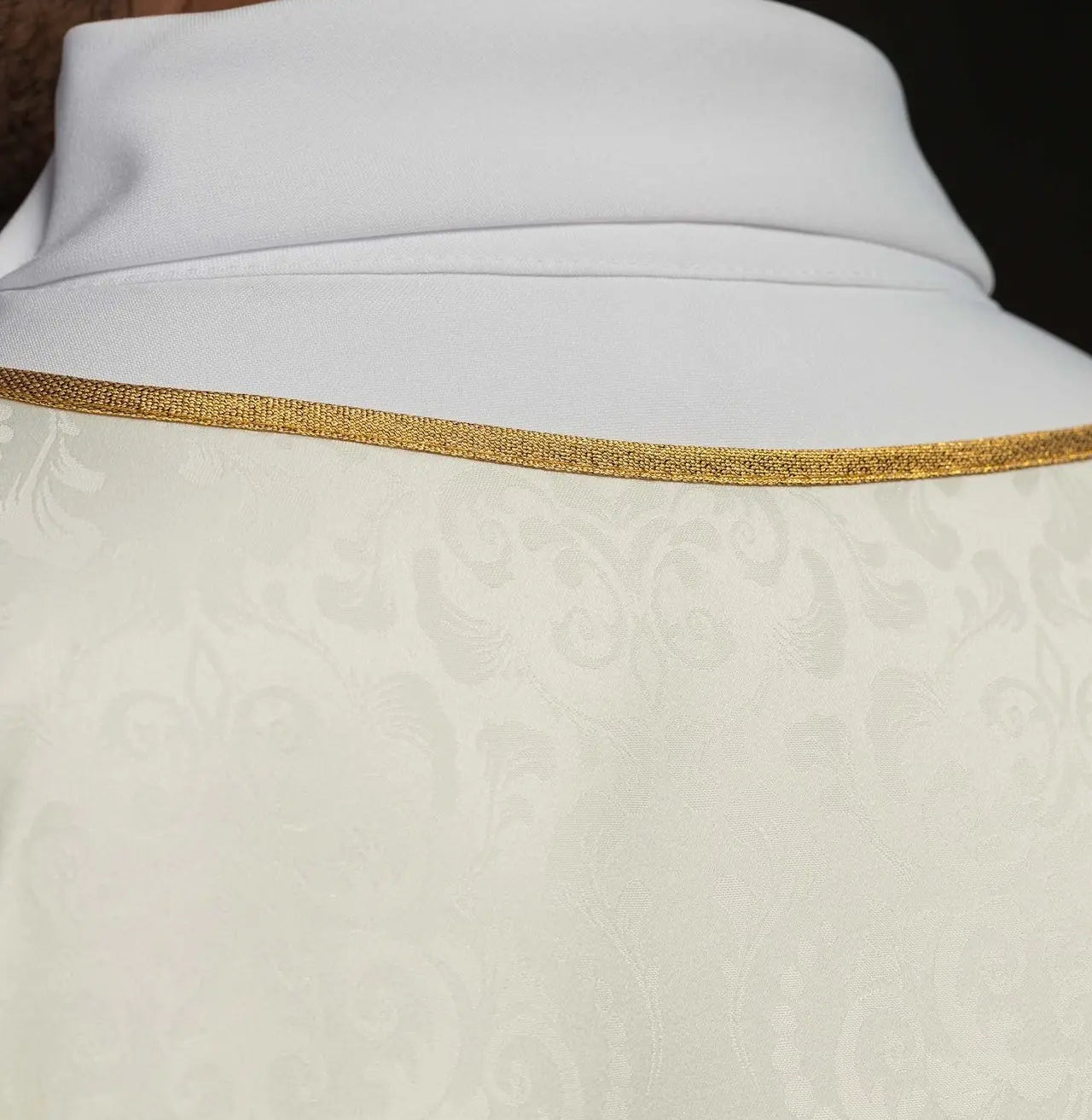 Ecru liturgical chasuble with chalice and host embroidery on jacquard fabric