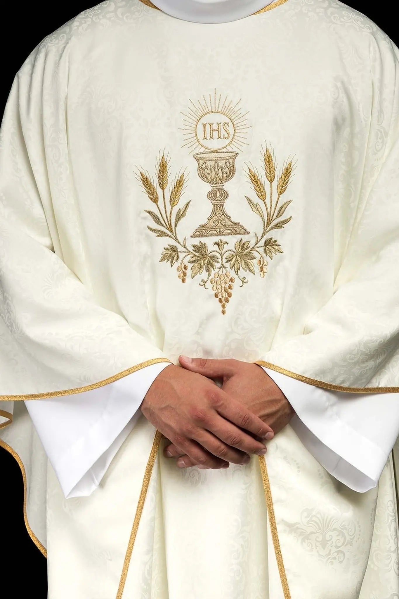 Ornat liturgiczny w kolorze ecru z haftem kielicha i hostii na tkaninie żakardowej