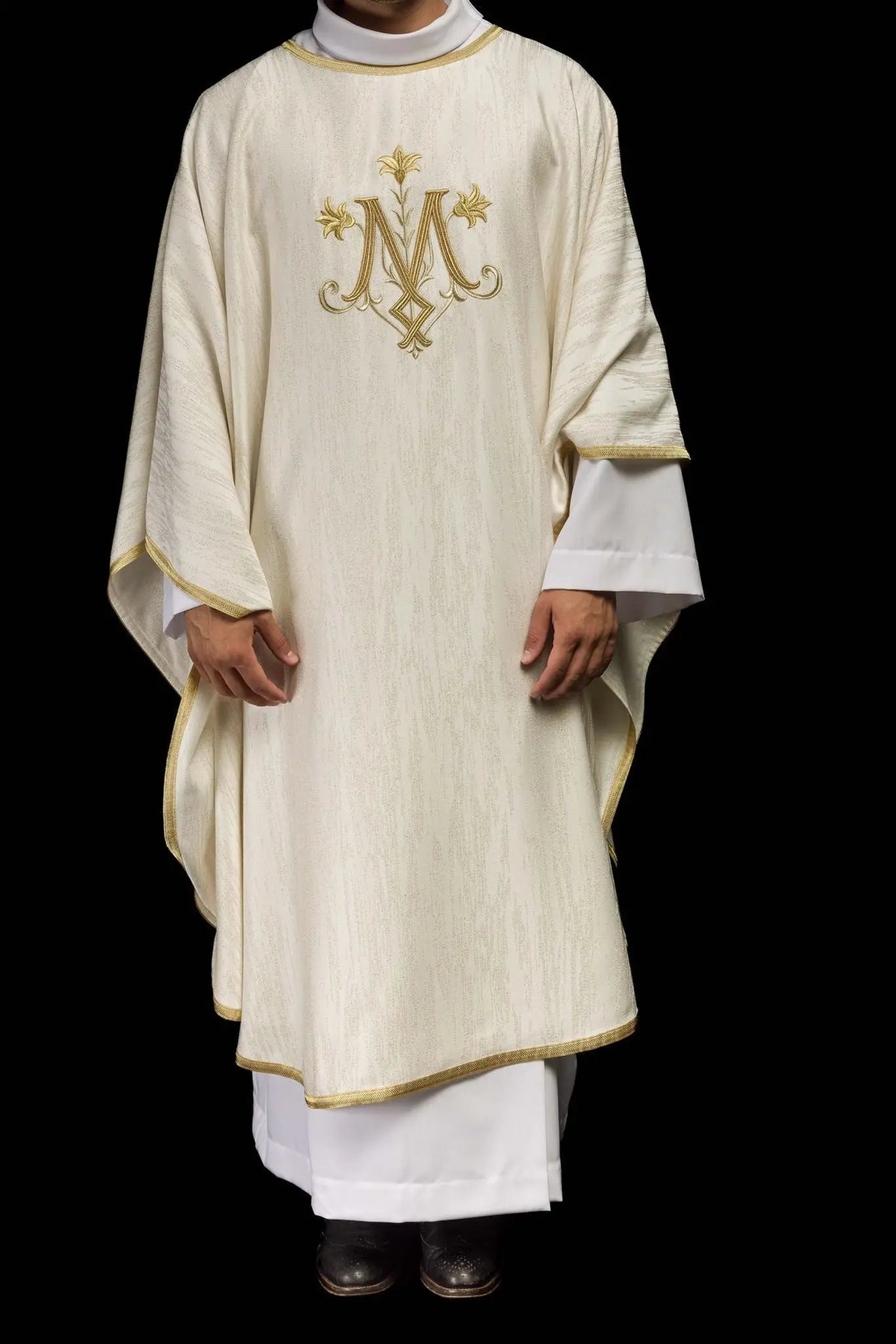 Ornat w kolorze ecru z haftowanym motywem maryjnym na tkaninie dekoracyjnej