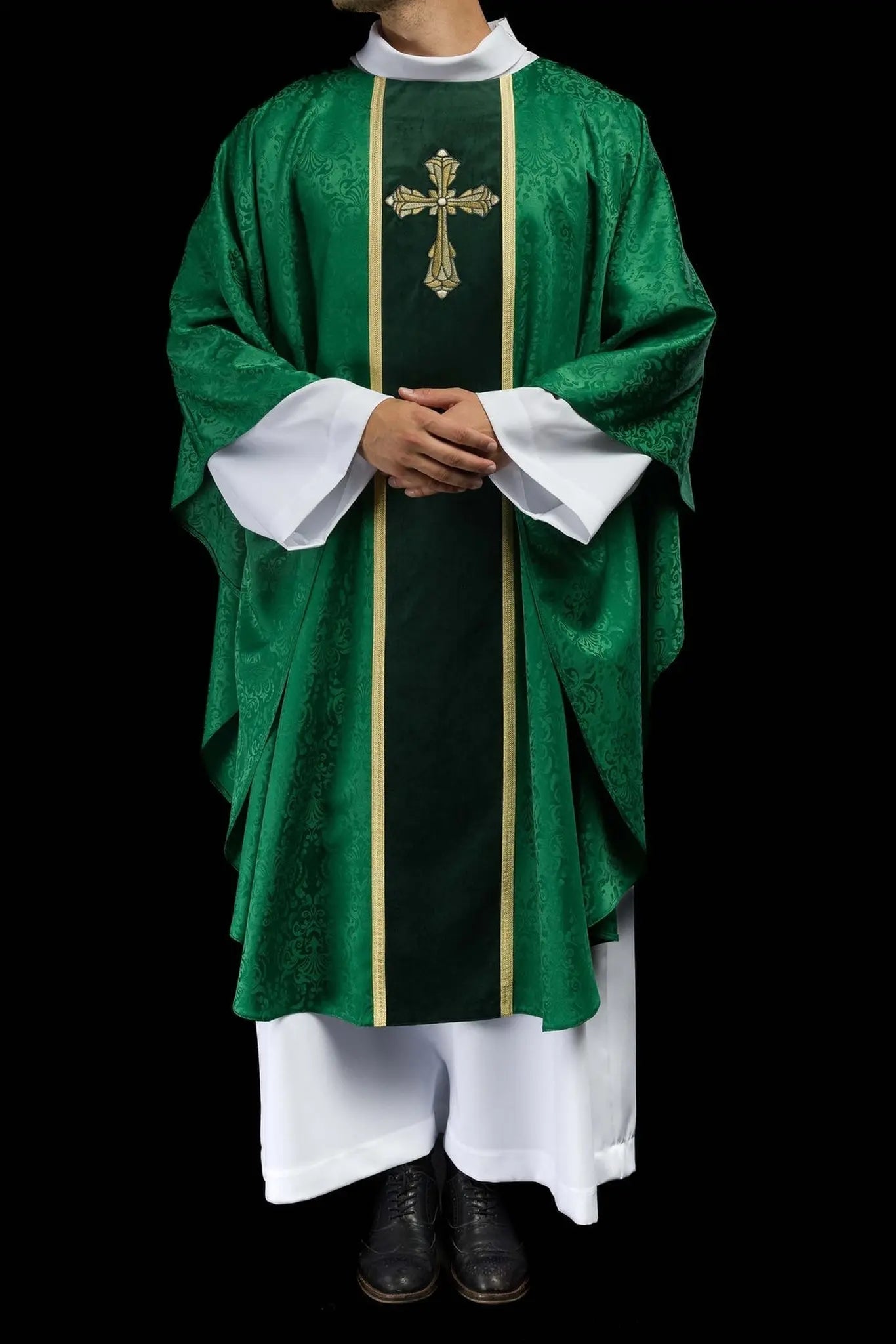 Liturgical green chasuble with band and embroidered cross on jacquard fabric