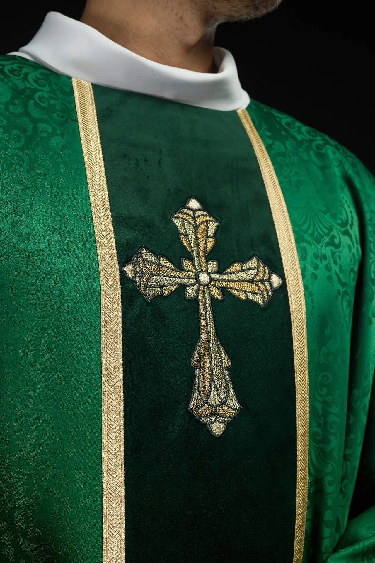 Liturgical green chasuble with band and embroidered cross on jacquard fabric