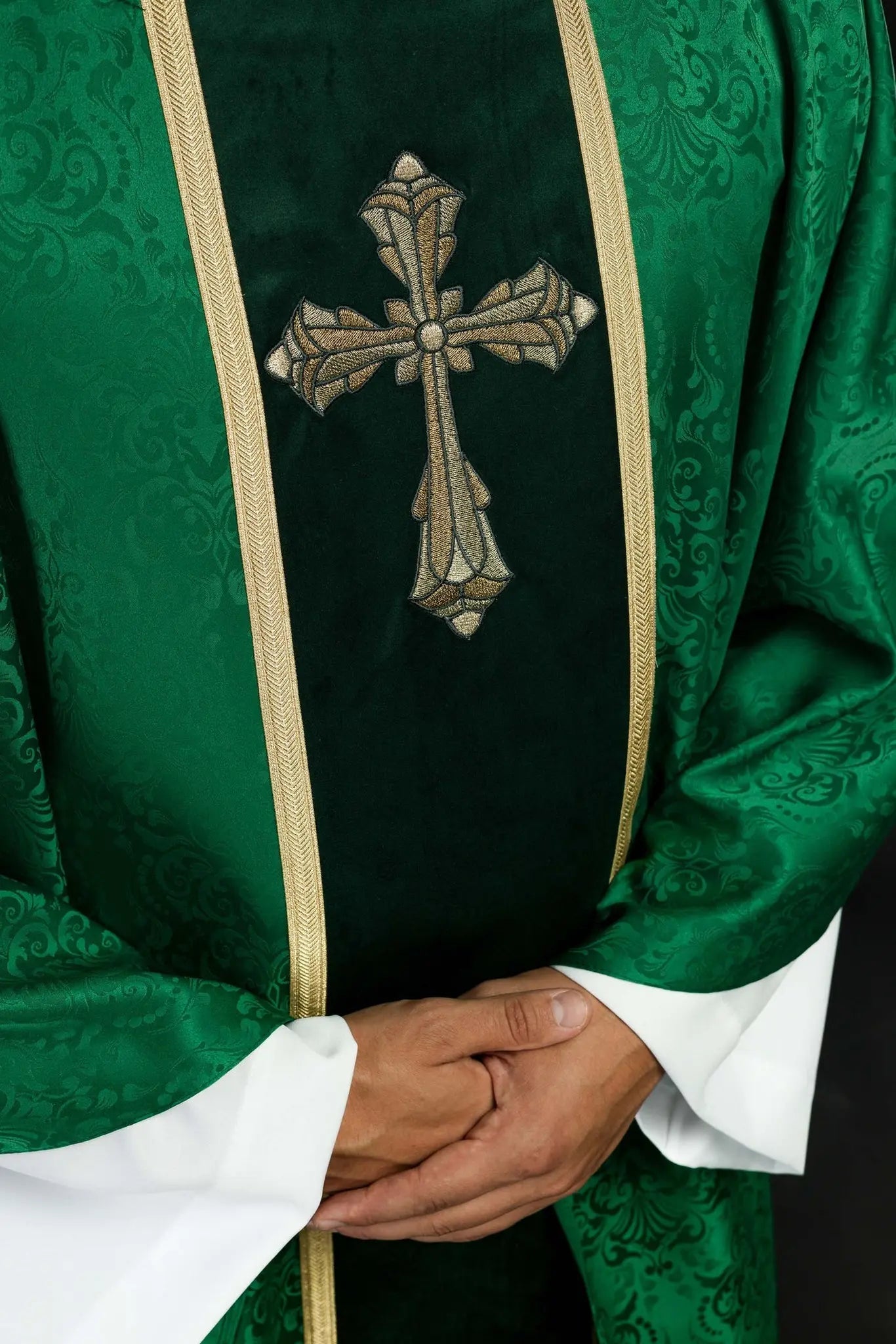 Liturgical green chasuble with band and embroidered cross on jacquard fabric