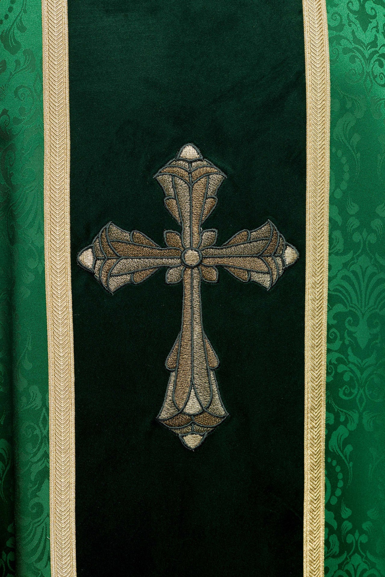 Ornat liturgiczny zielony z pasem i haftem krzyża na tkaninie żakardowej - ORNATY.PL