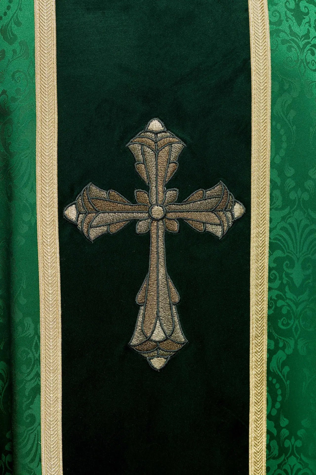 Liturgical green chasuble with band and embroidered cross on jacquard fabric