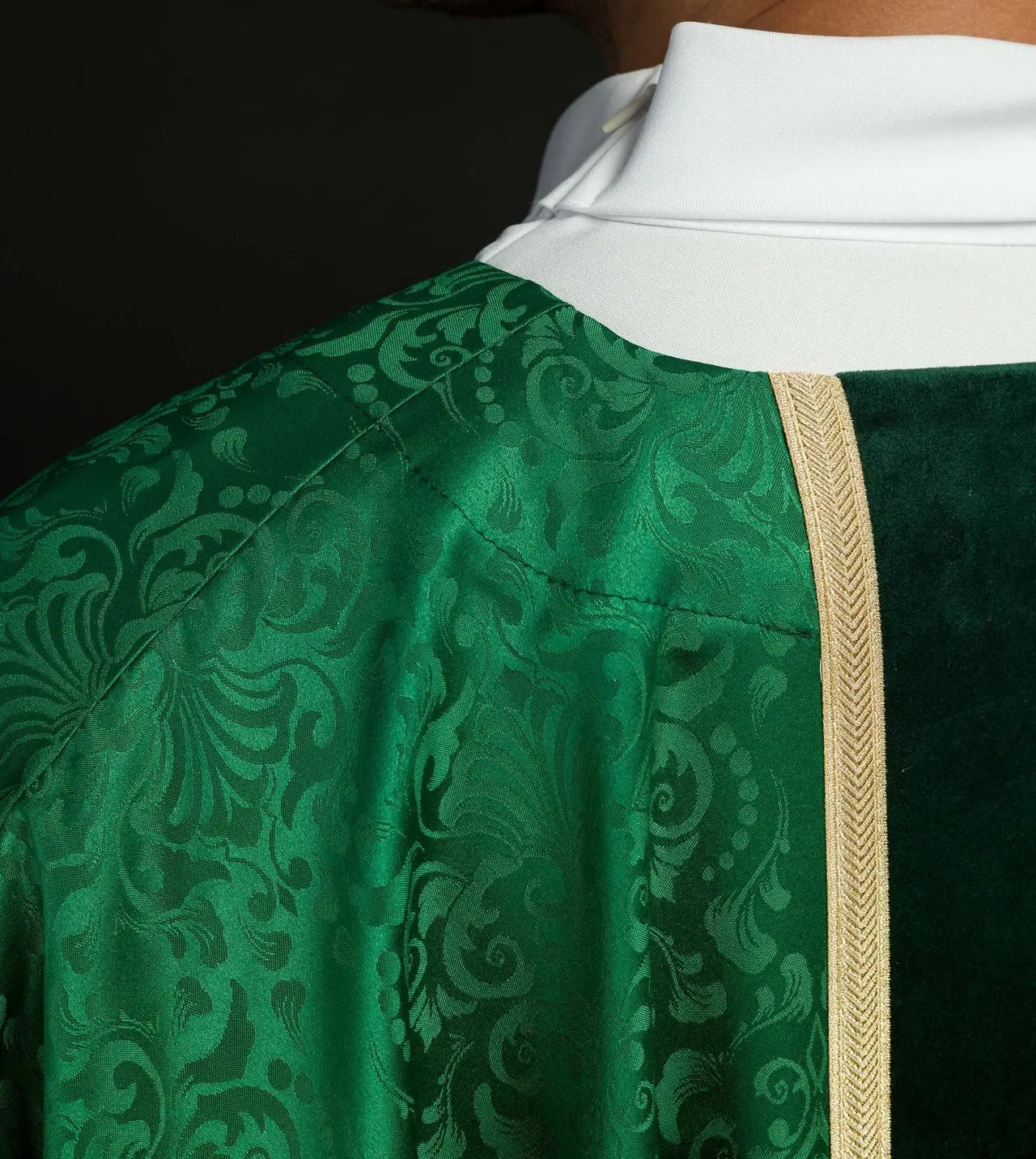 Liturgical green chasuble with band and embroidered cross on jacquard fabric