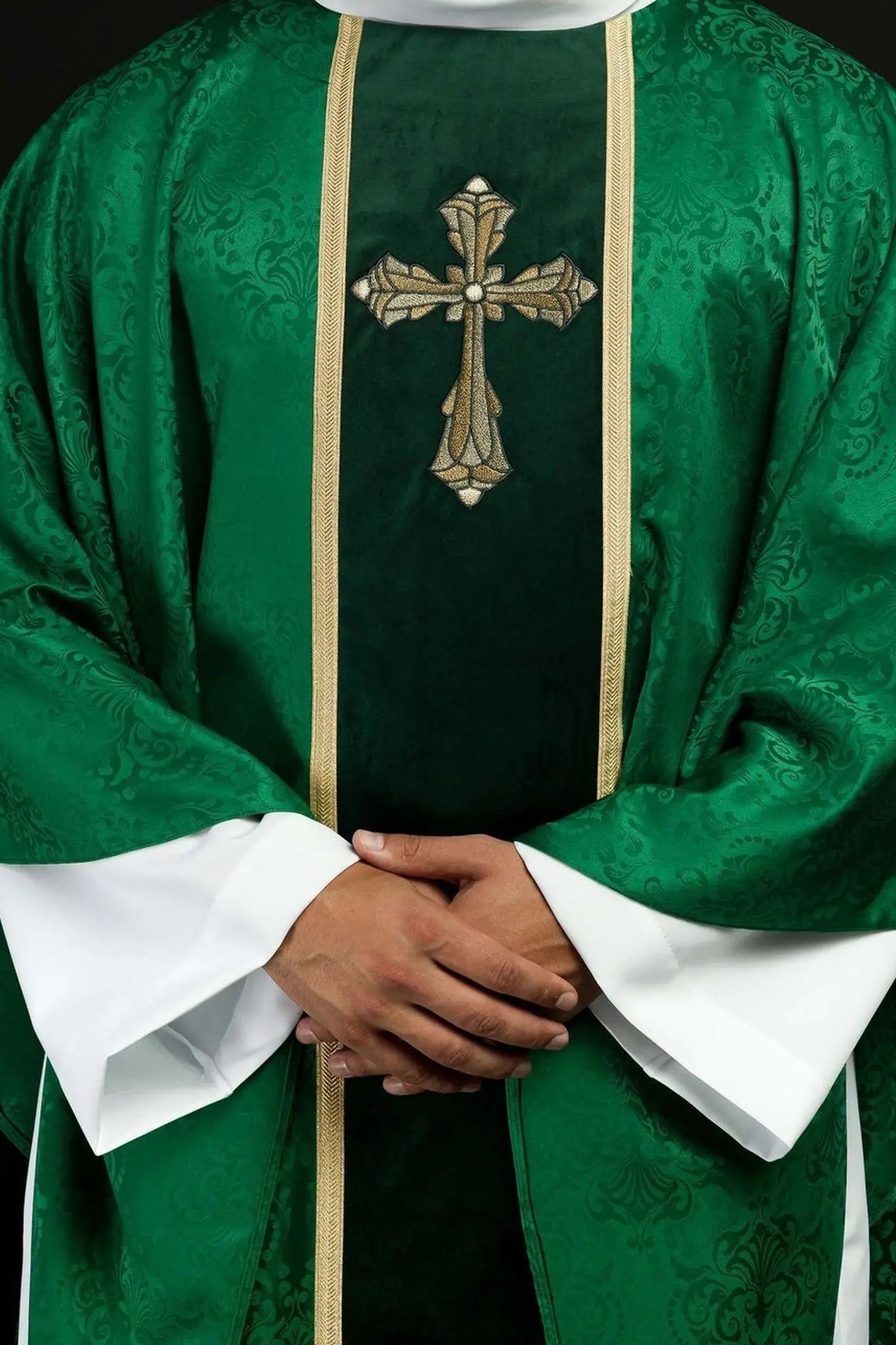 Ornat liturgiczny zielony z pasem i haftowanym krzyżem na tkaninie żakardowej