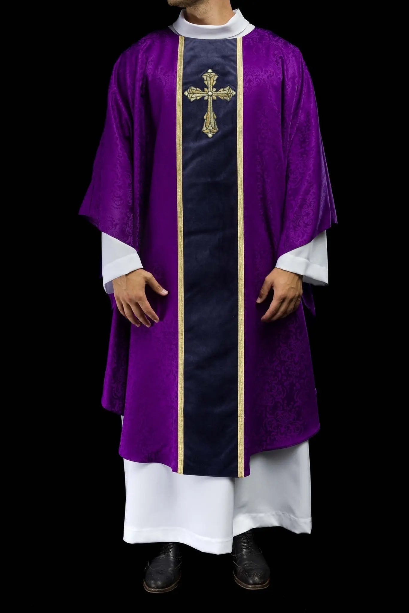 Ornat liturgiczny fioletowy z pasem i haftowanym krzyżem na tkaninie żakardowej