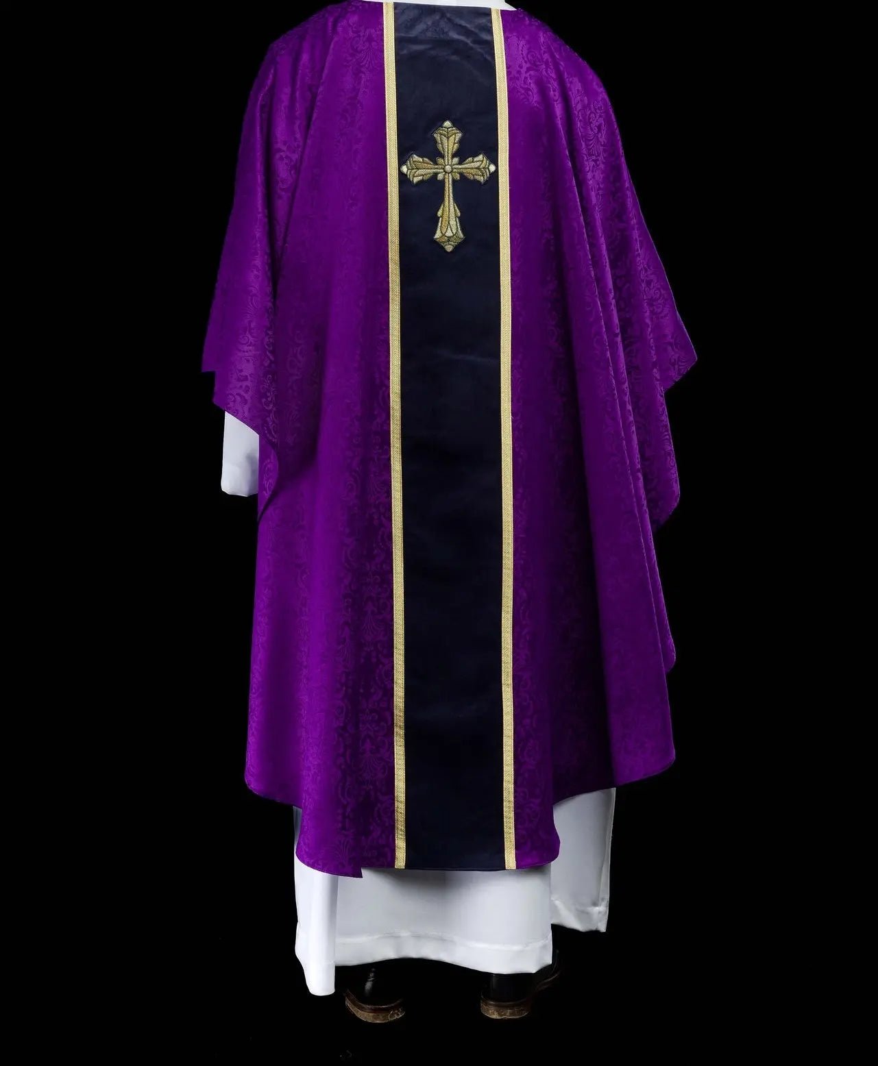 Ornat liturgiczny fioletowy z pasem i haftowanym krzyżem na tkaninie żakardowej