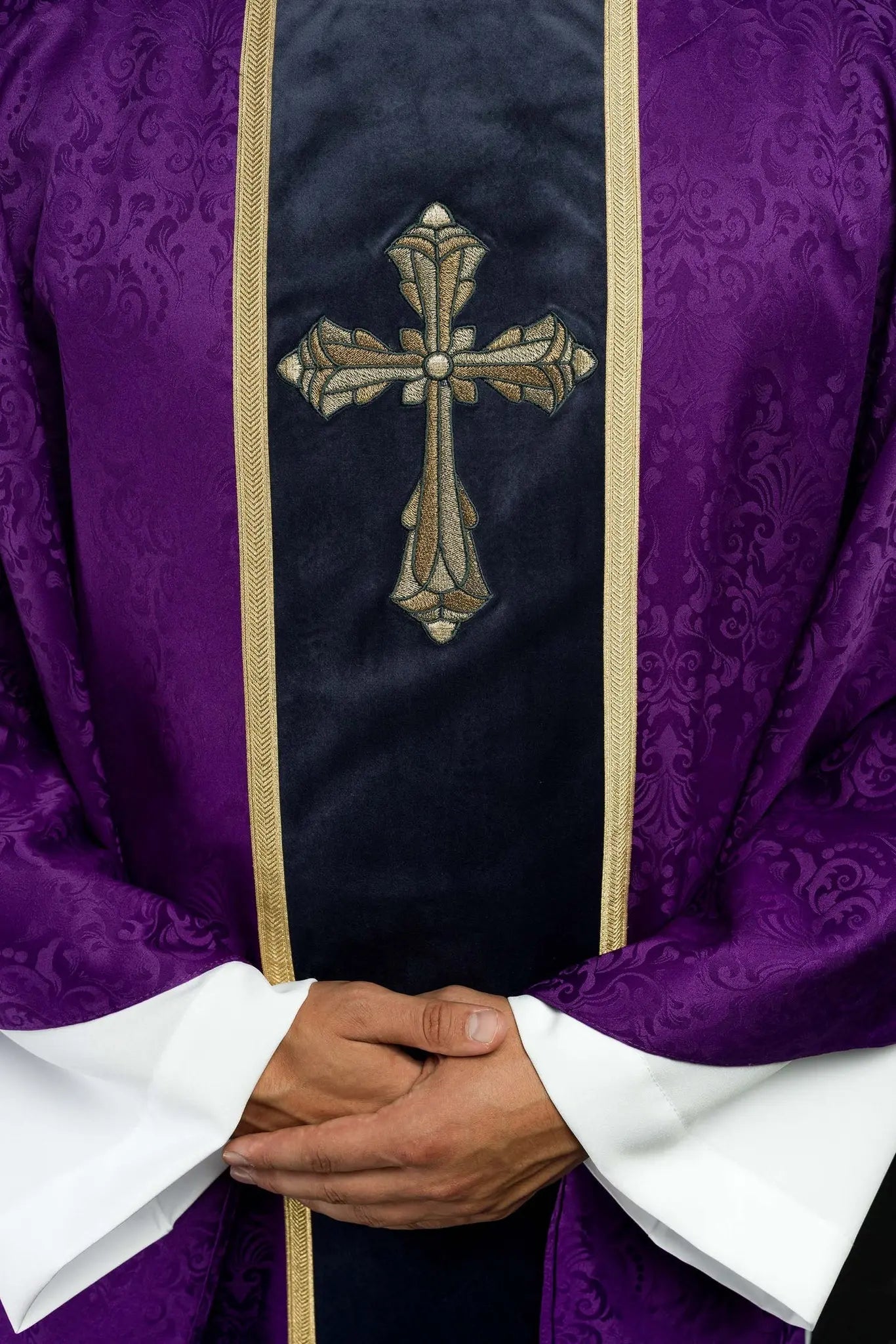 Liturgical purple chasuble with band and embroidered cross on jacquard fabric