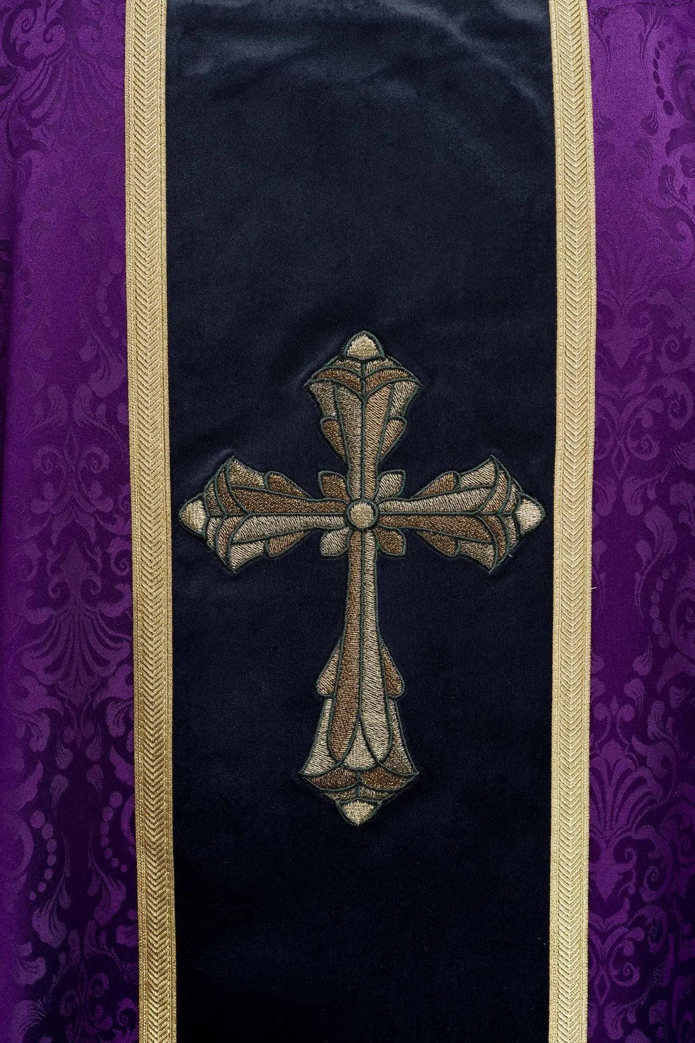 Ornat liturgiczny fioletowy z pasem i haftowanym krzyżem na tkaninie żakardowej