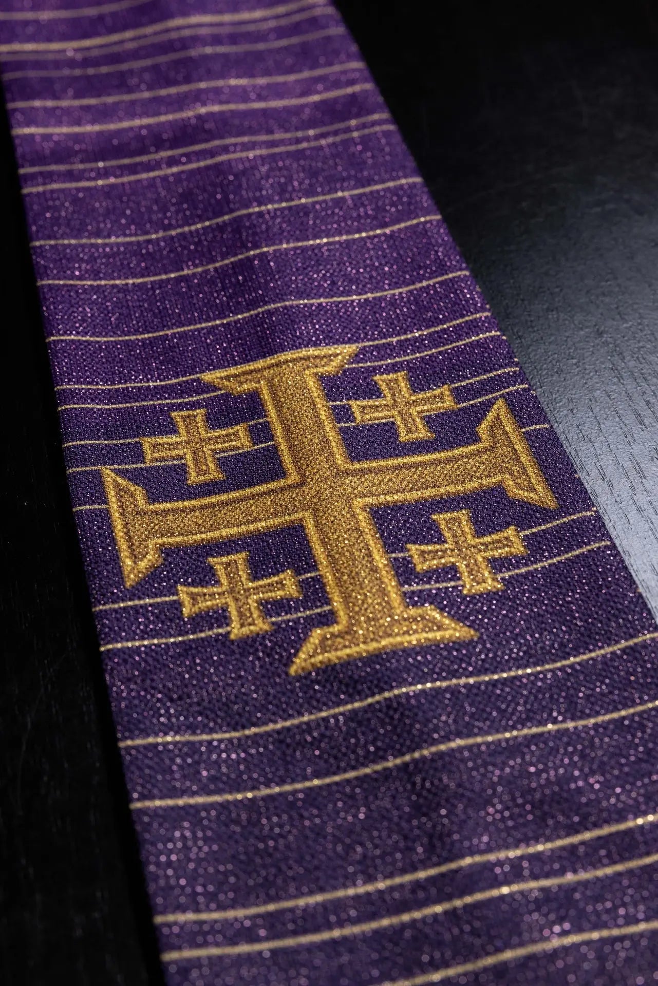 Ornat z nadrukiem z krzyżem jerozolimskim fioletowy