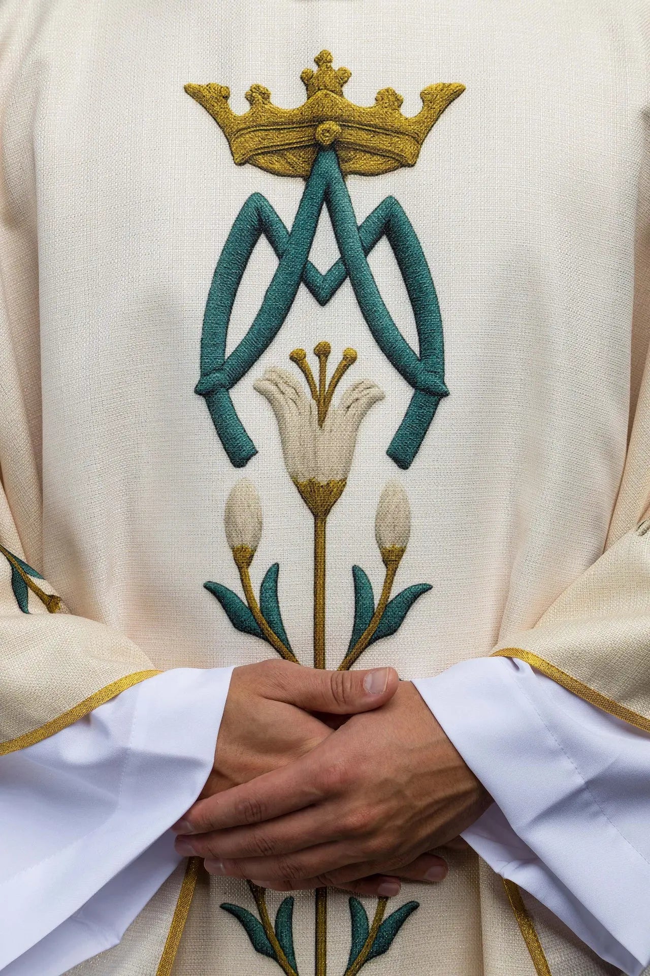Marian printed chasuble with lily pattern and monogram ecru
