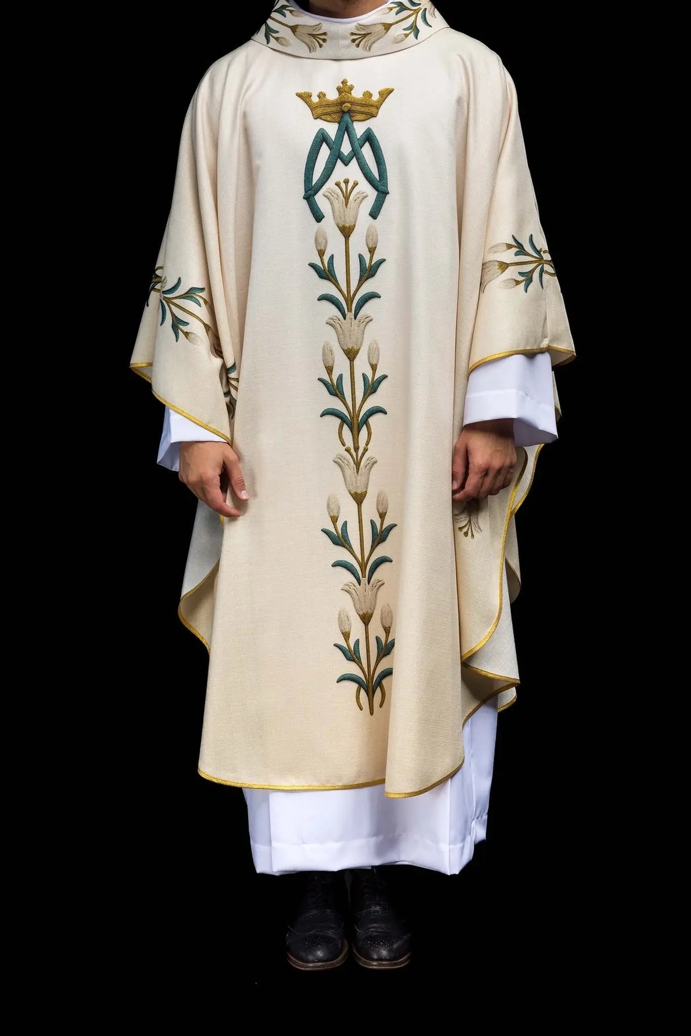Marian printed chasuble with lily pattern and monogram ecru