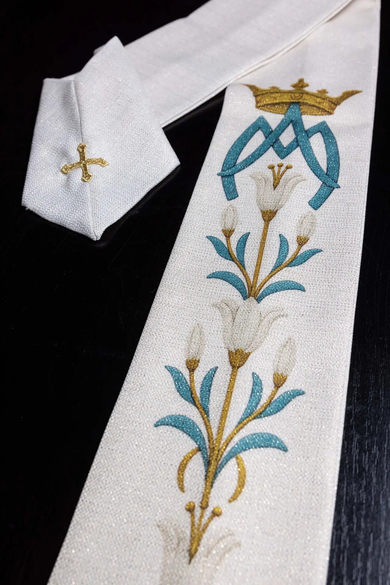 Marian printed chasuble with lily pattern and monogram ecru
