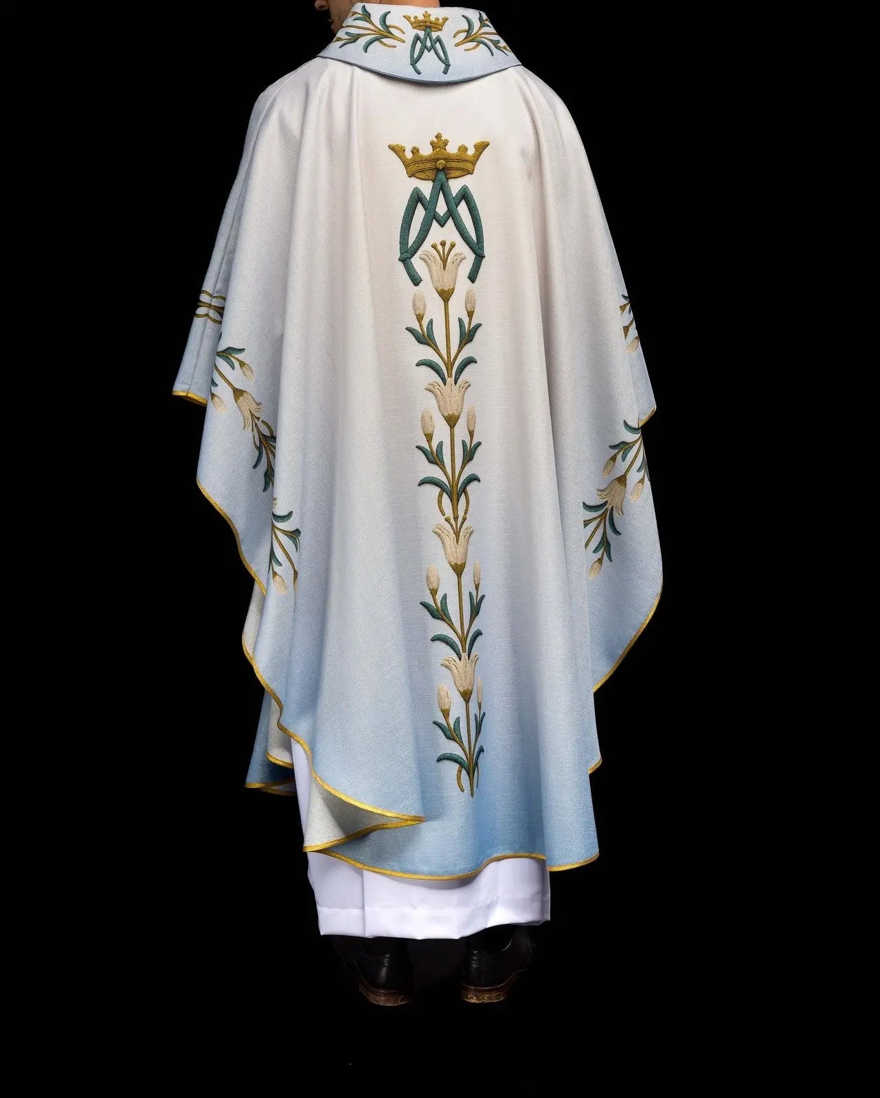 Marian printed chasuble with lily pattern and monogram blue–ecru