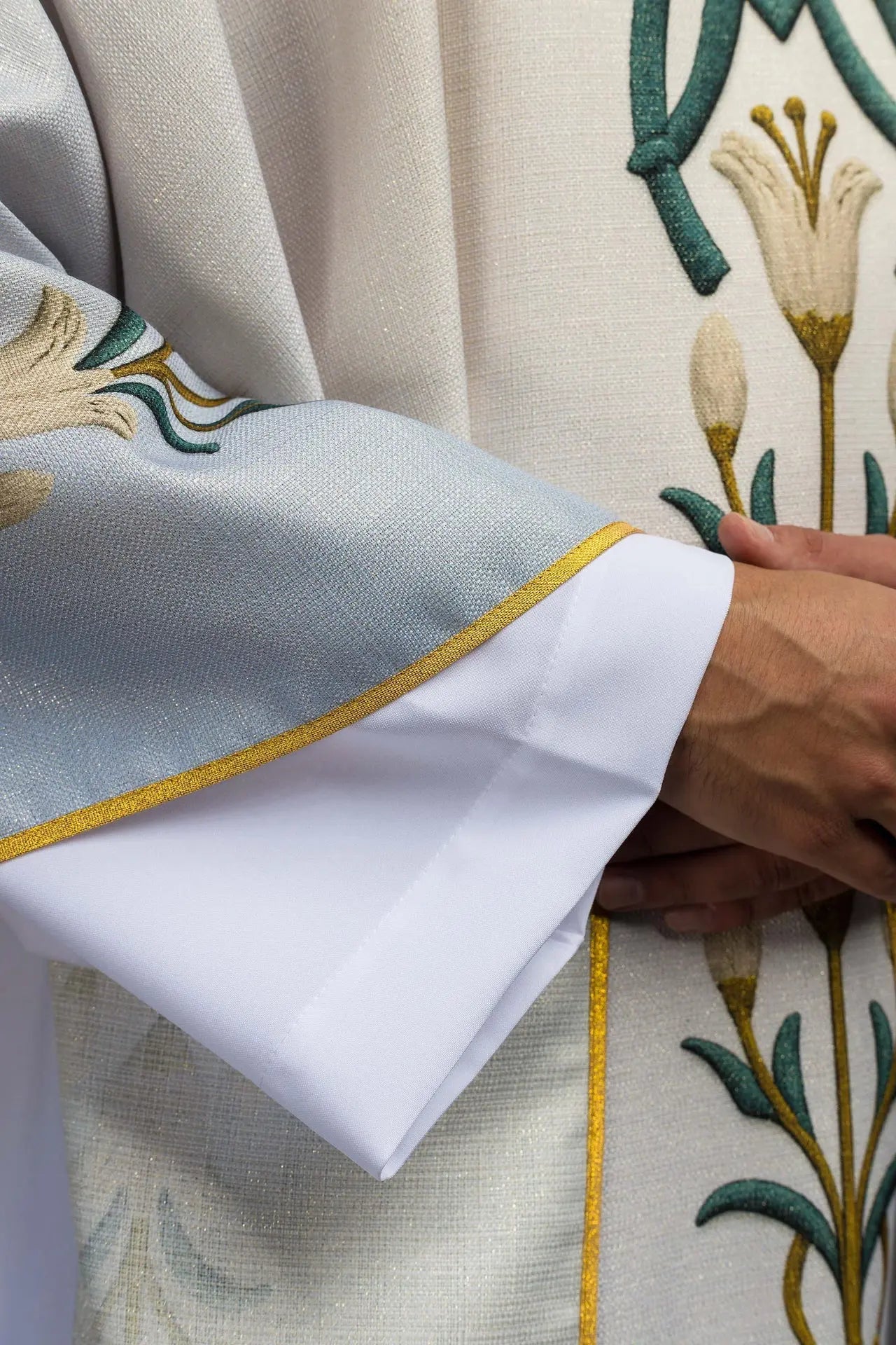 Marian printed chasuble with lily pattern and monogram blue–ecru