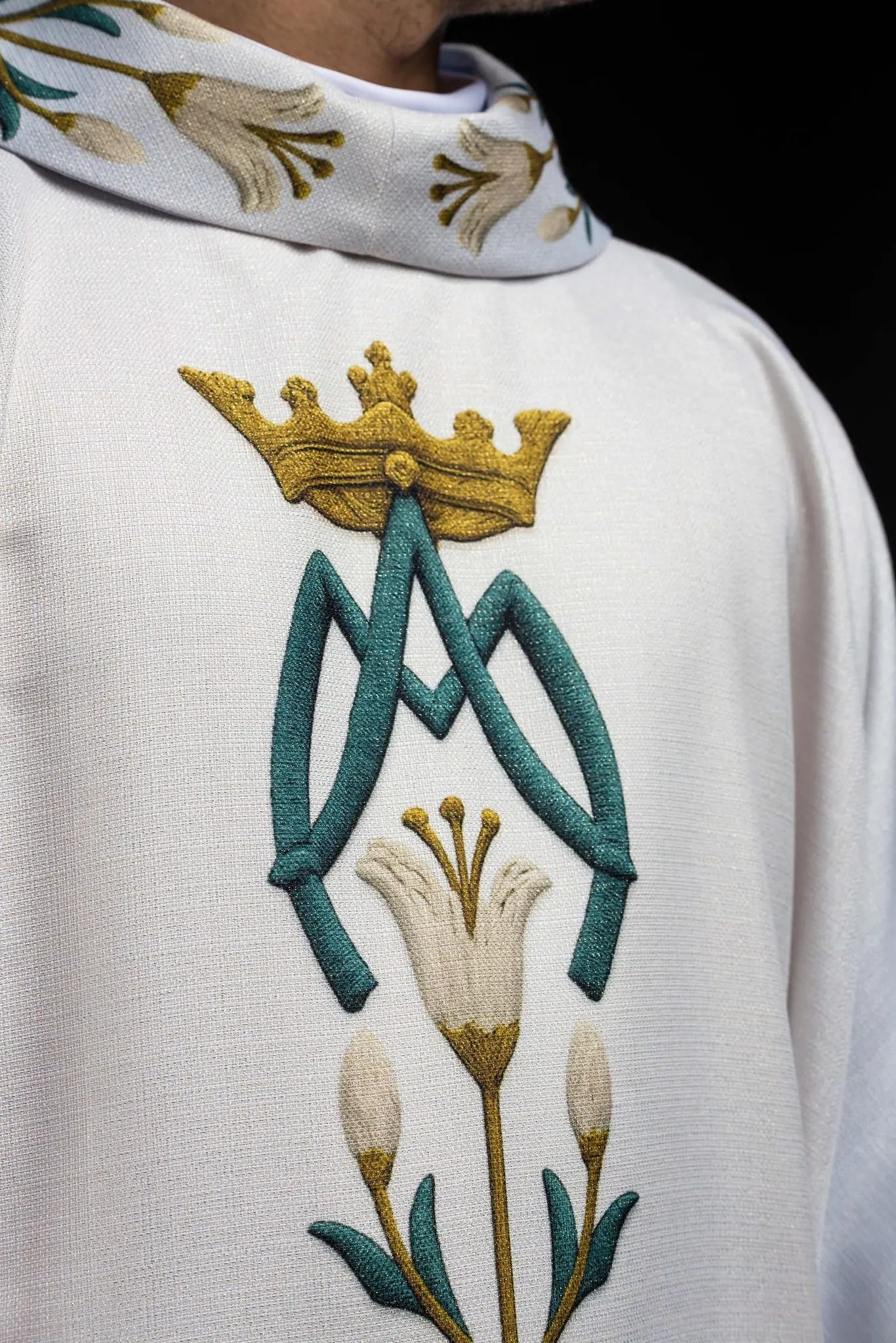 Marian printed chasuble with lily pattern and monogram blue–ecru