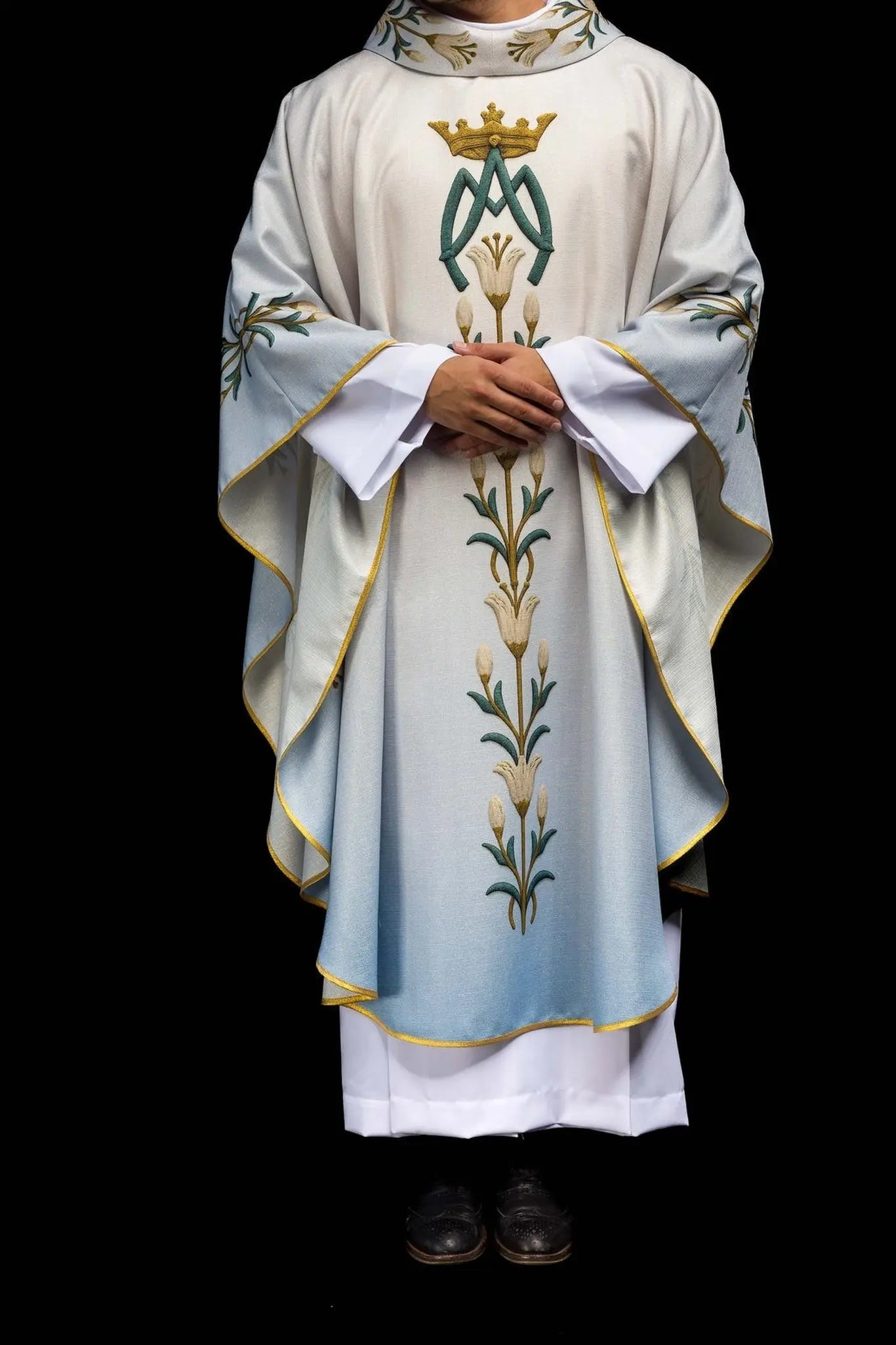 Marian printed chasuble with lily pattern and monogram blue–ecru