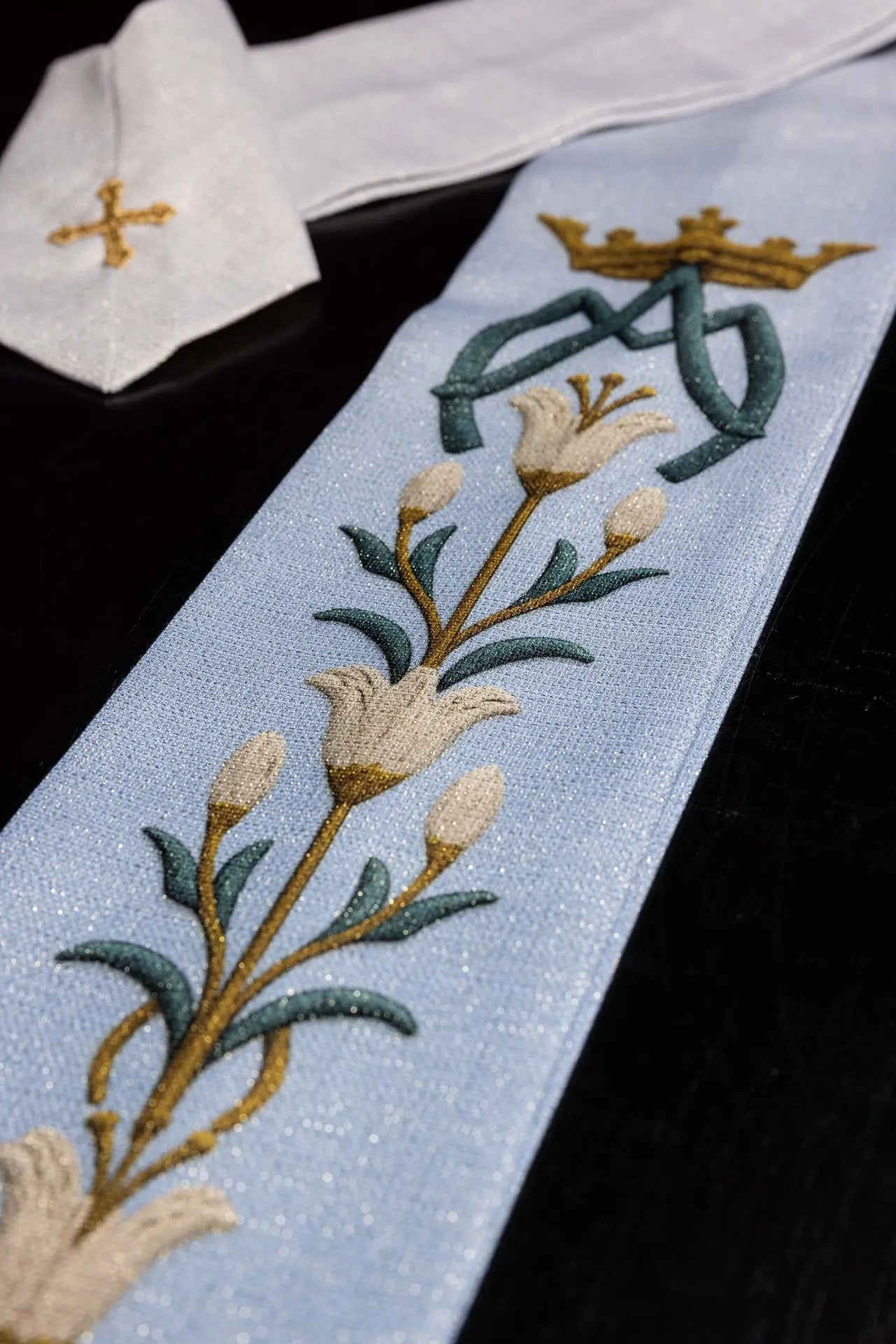 Marian printed chasuble with lily pattern and monogram blue–ecru