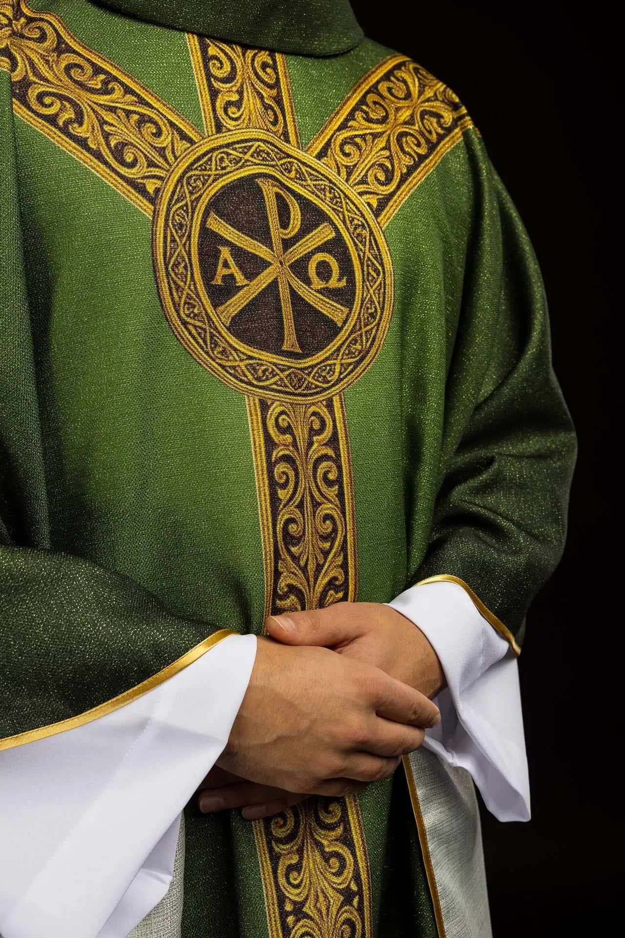 Zielony drukowany ornat „Pax” z bogatą złotą dekoracją