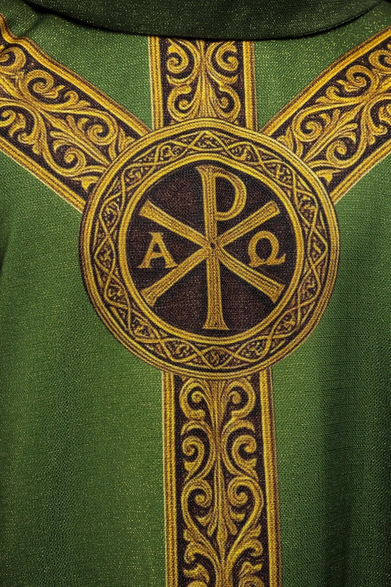 Zielony drukowany ornat „Pax” z bogatą złotą dekoracją
