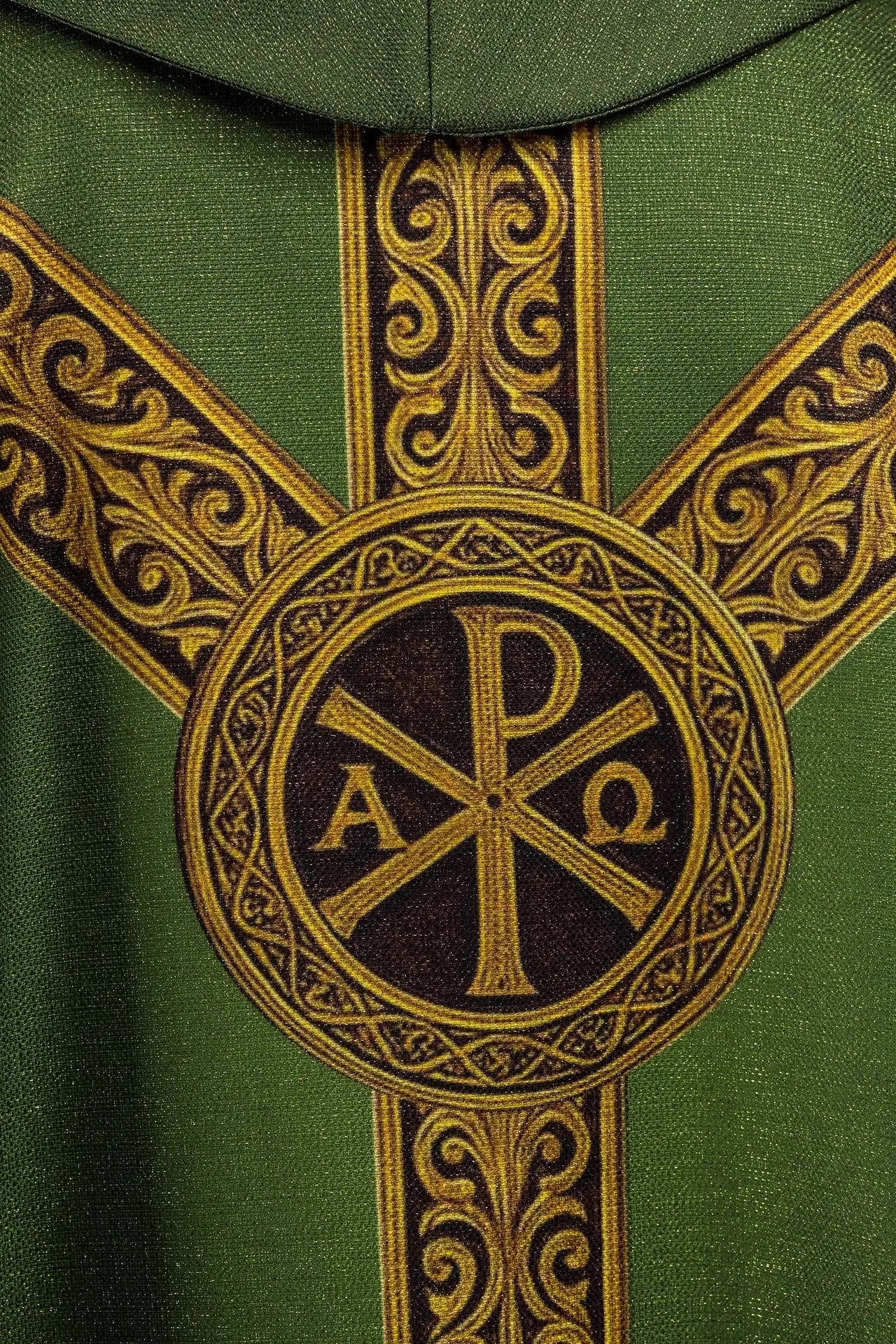 Zielony drukowany ornat „Pax” z bogatą złotą dekoracją