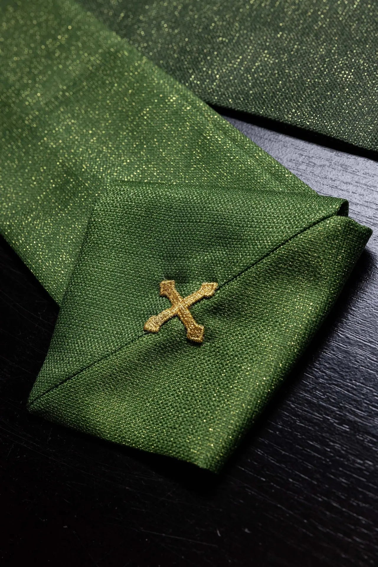 Zielony drukowany ornat „Pax” z bogatą złotą dekoracją