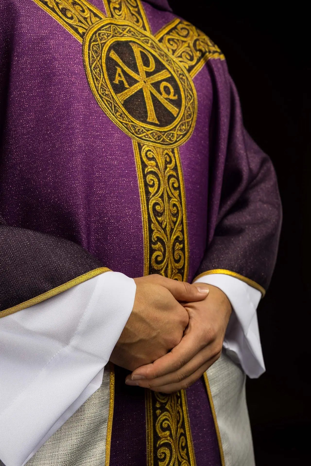 Fioletowy drukowany ornat „Pax” z bogatą złotą dekoracją