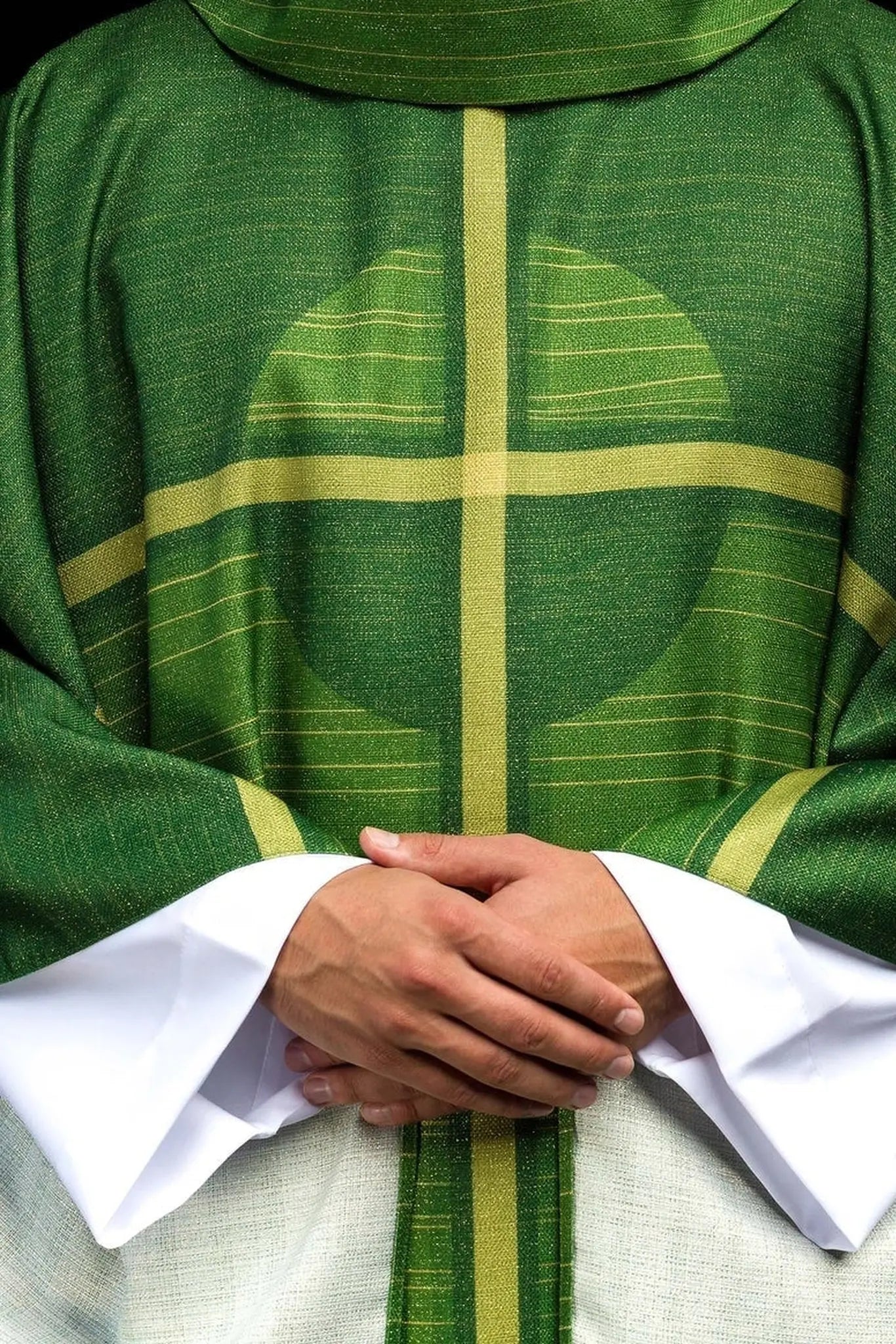 Zielony ornat z nadrukiem z motywem krzyża