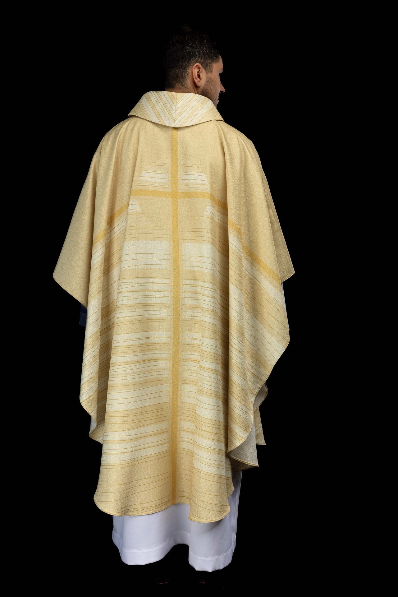 Ornat drukowany ecru z motywem krzyża - ORNATY.PL